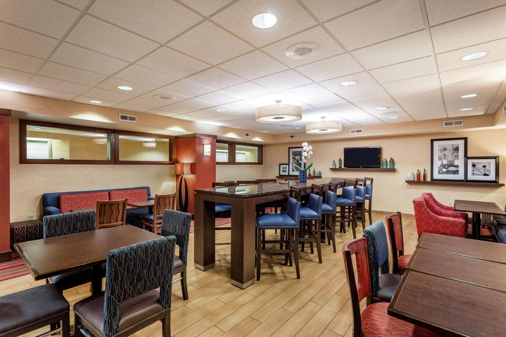 Hampton Airport Hotel 3*