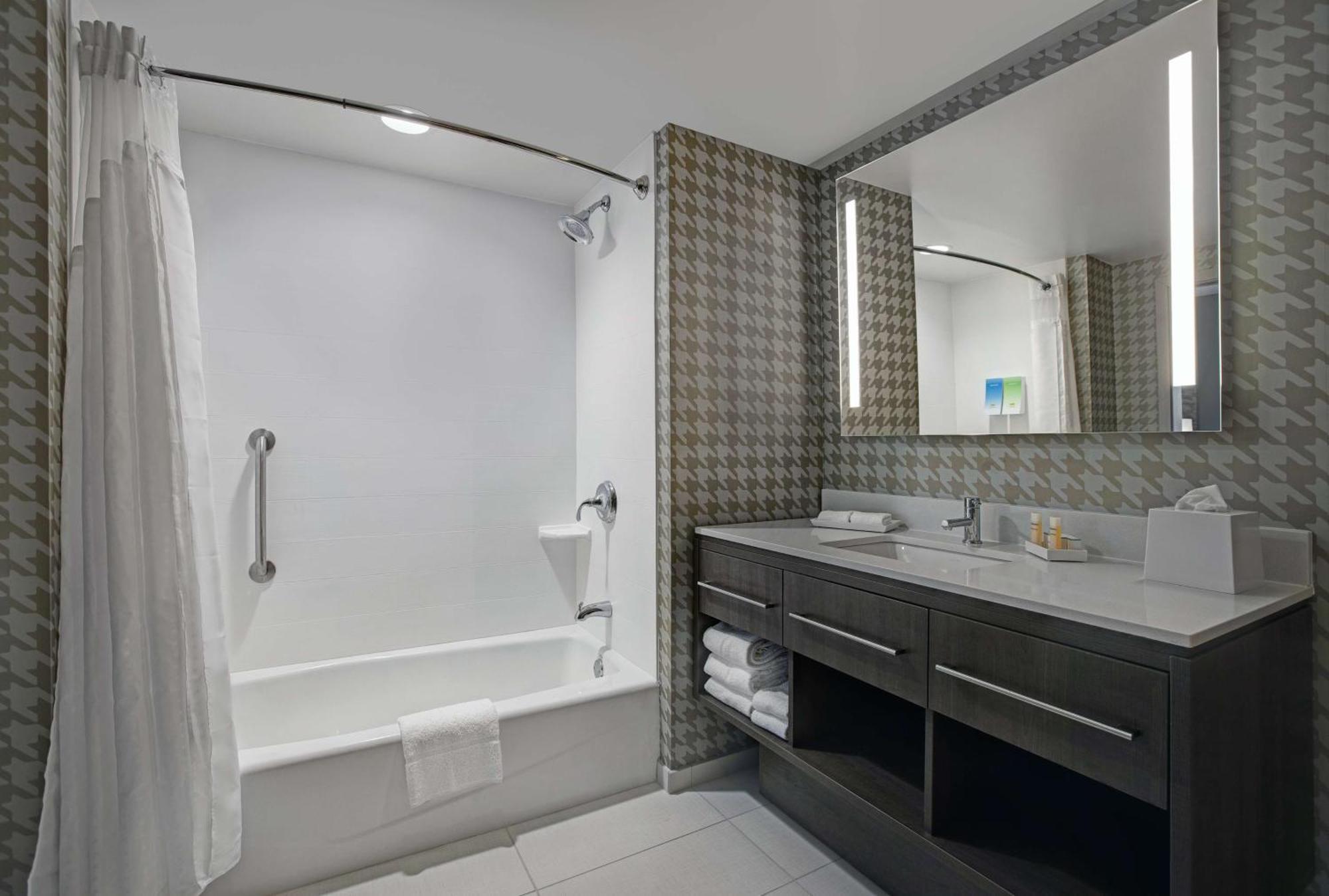 Home2 By Hilton Downtown 3*