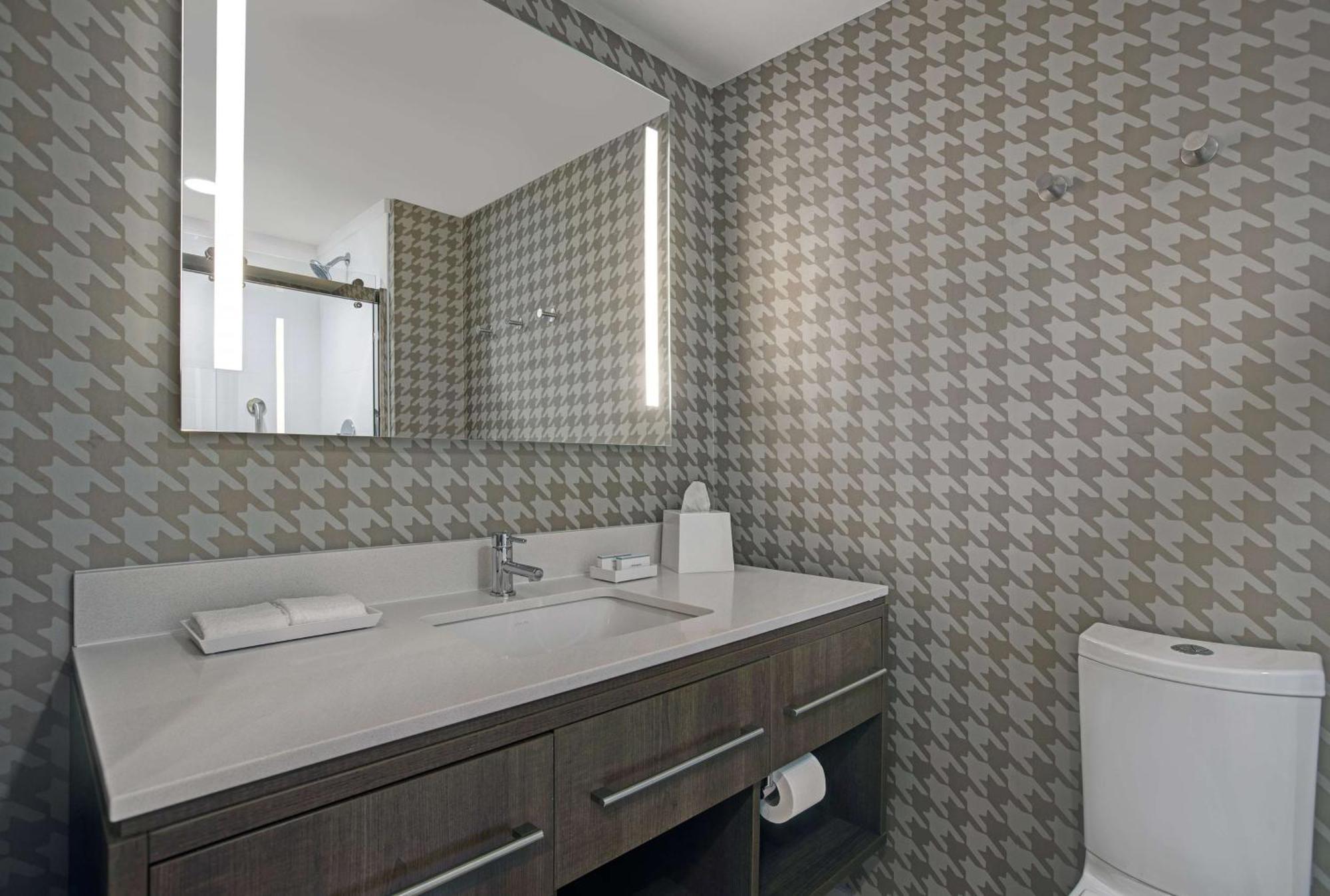 Home2 By Hilton Downtown 3*