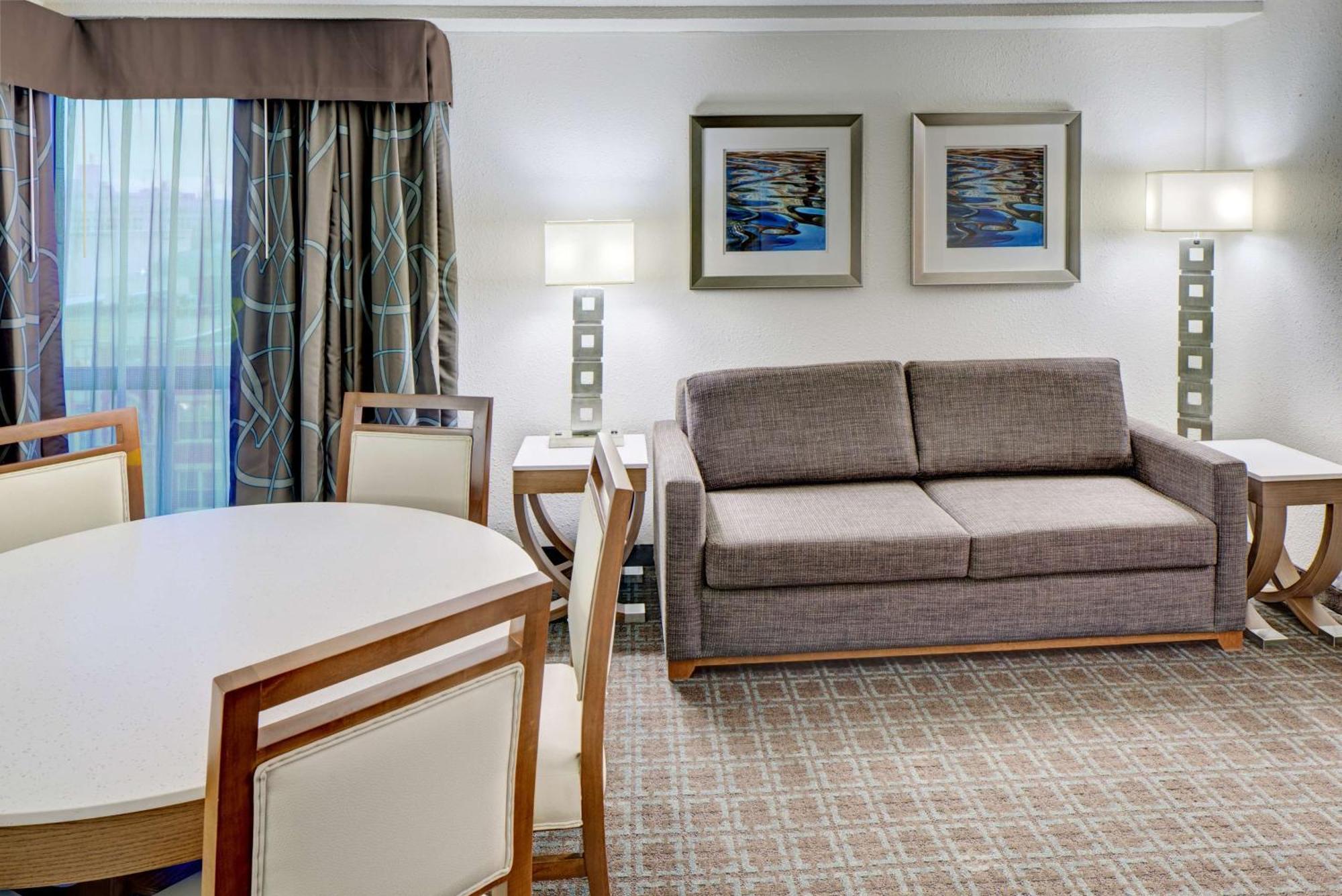 Doubletree By Hilton Downtown Milwaukee