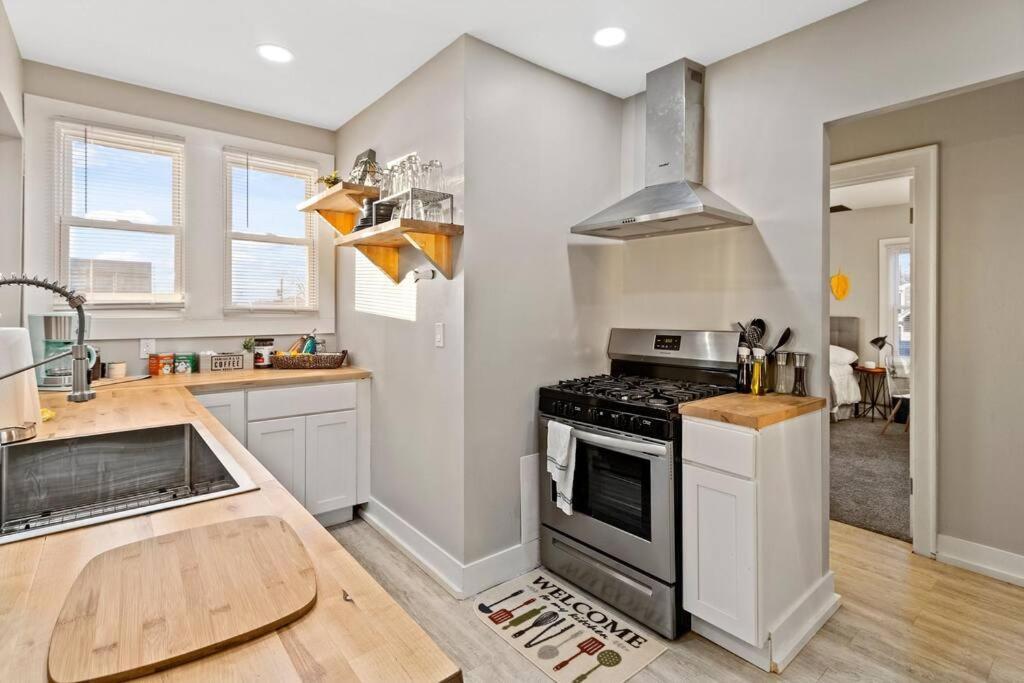Chic & Spacious Fully Equipped 2bd W/parking Apartment Milwaukee