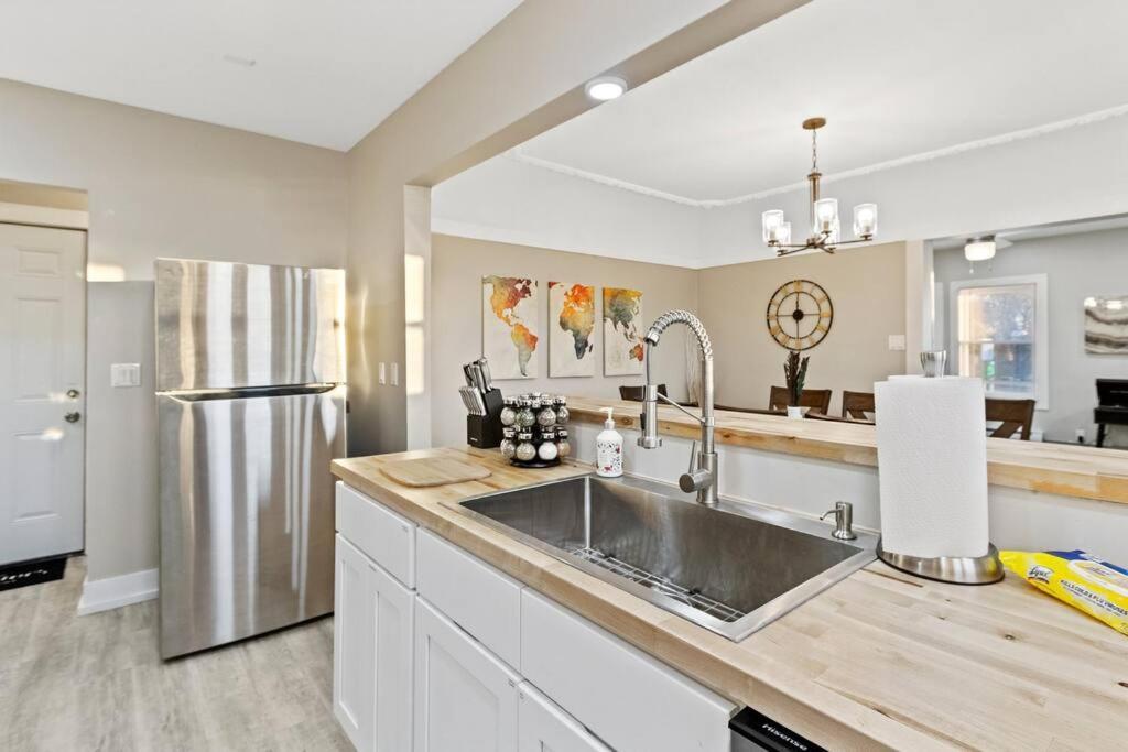 Chic & Spacious Fully Equipped 2bd W/parking Milwaukee