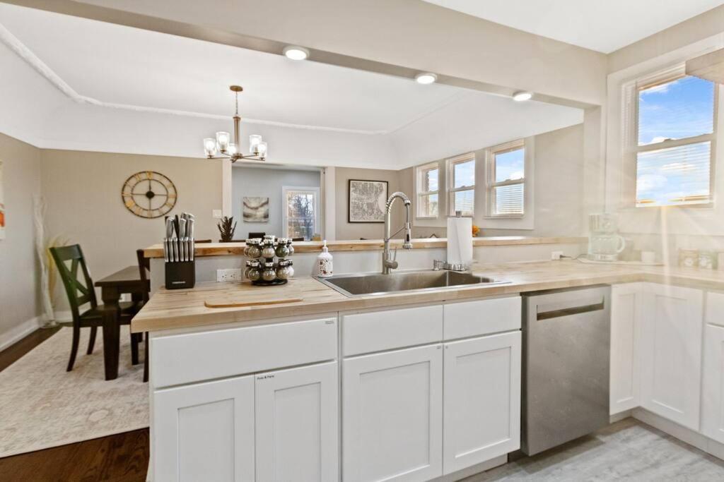 Chic & Spacious Fully Equipped 2bd W/parking Milwaukee