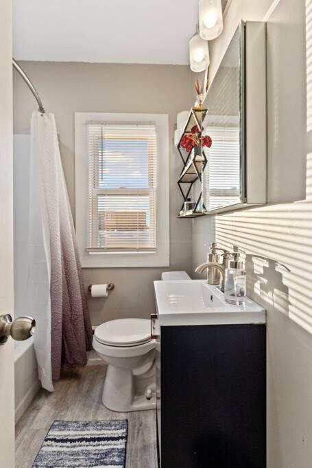Chic & Spacious Fully Equipped 2bd W/parking *