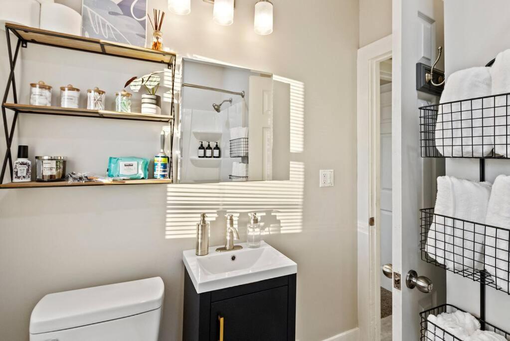 Chic & Spacious Fully Equipped 2bd W/parking