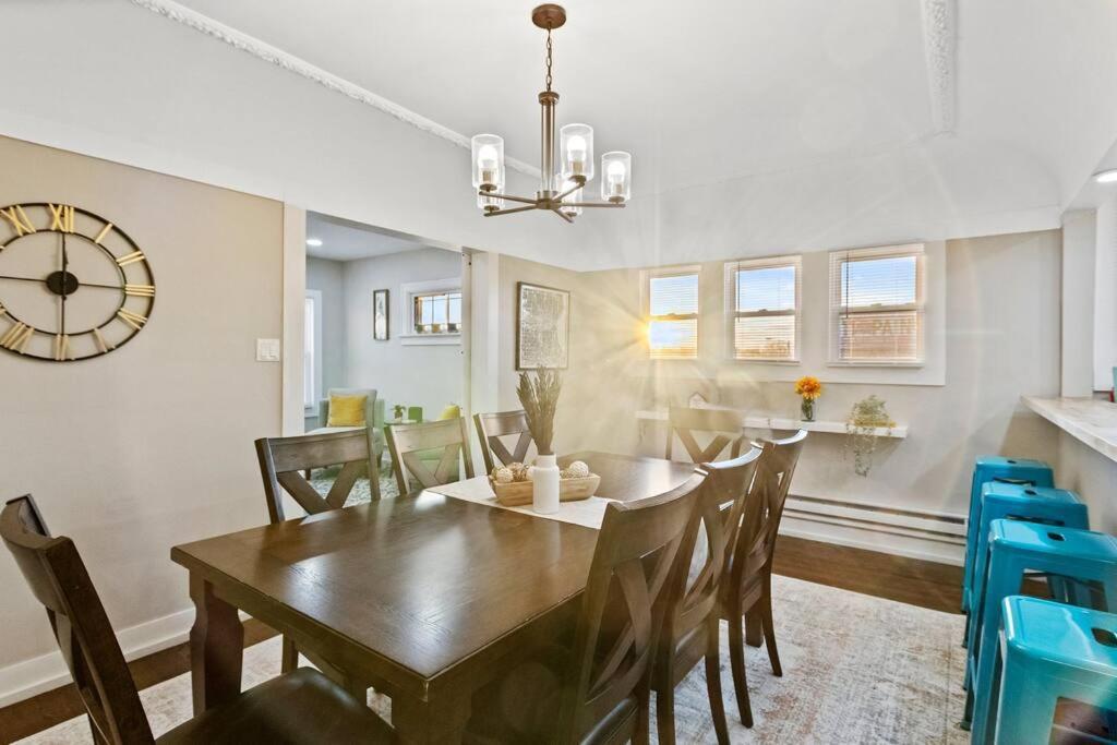 Chic & Spacious Fully Equipped 2bd W/parking