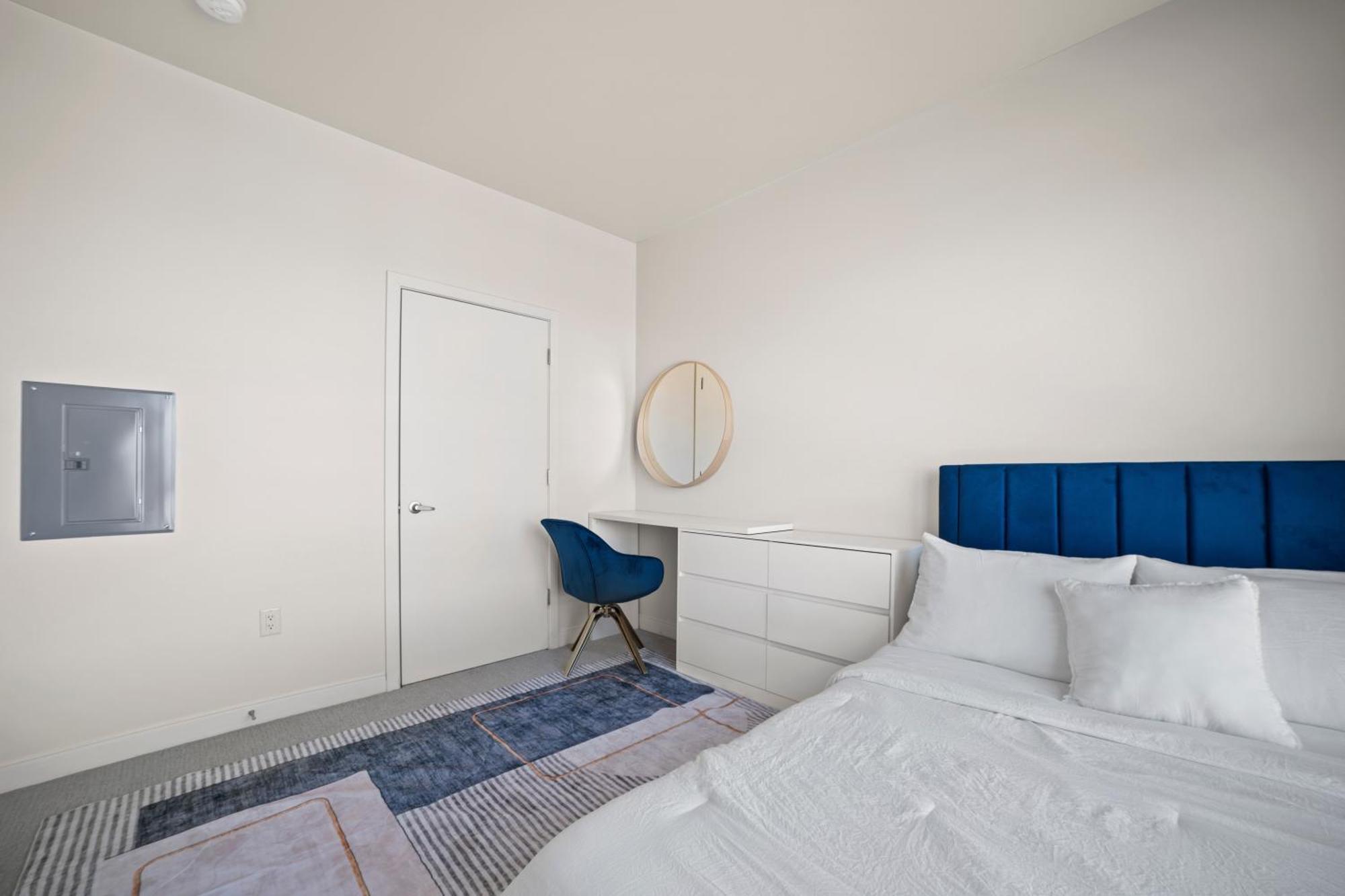 Riverside Plaza Blue Apartment *