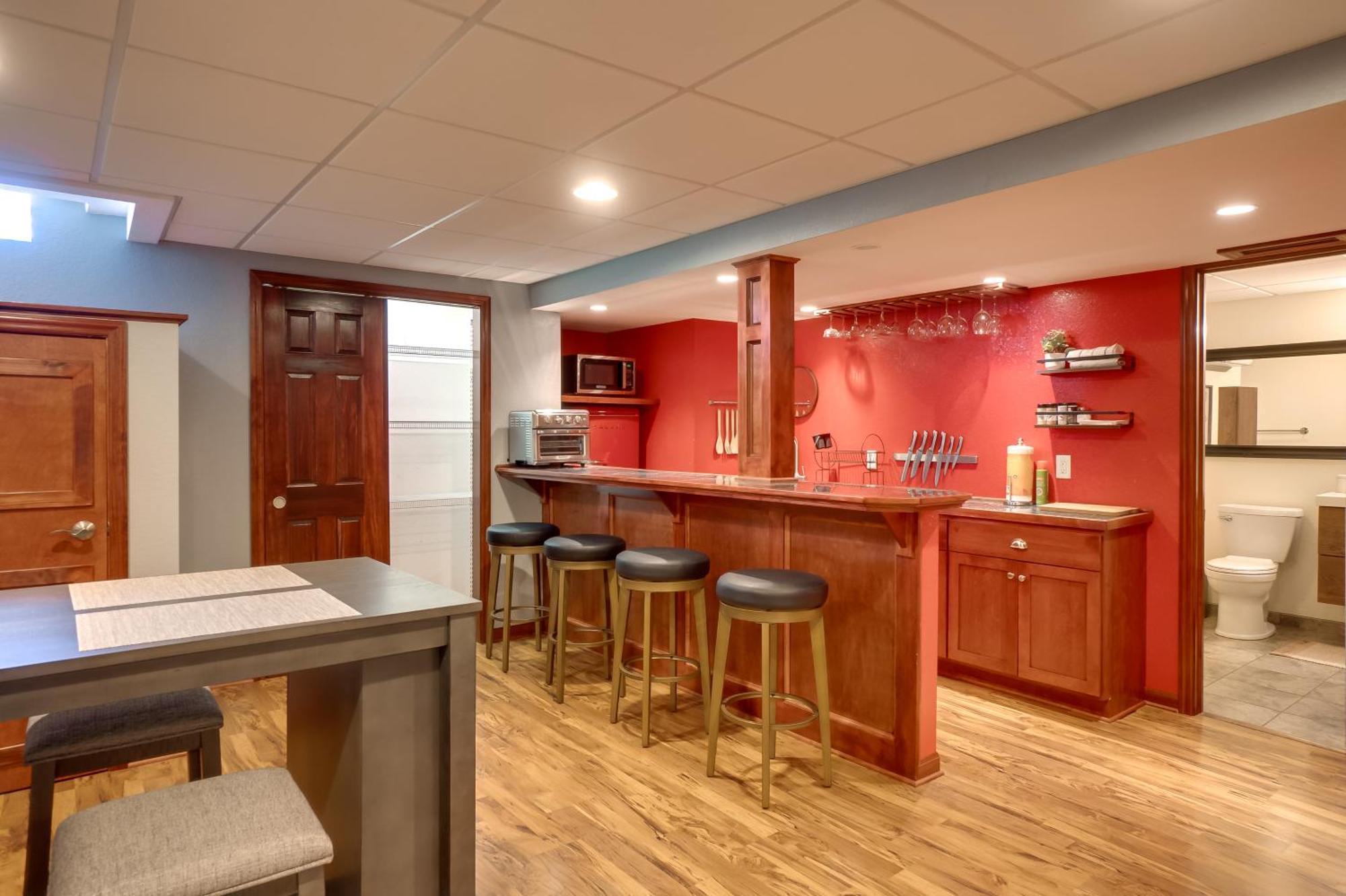 Cozy With Deck, 2 Mi To Airport! Apartment Milwaukee