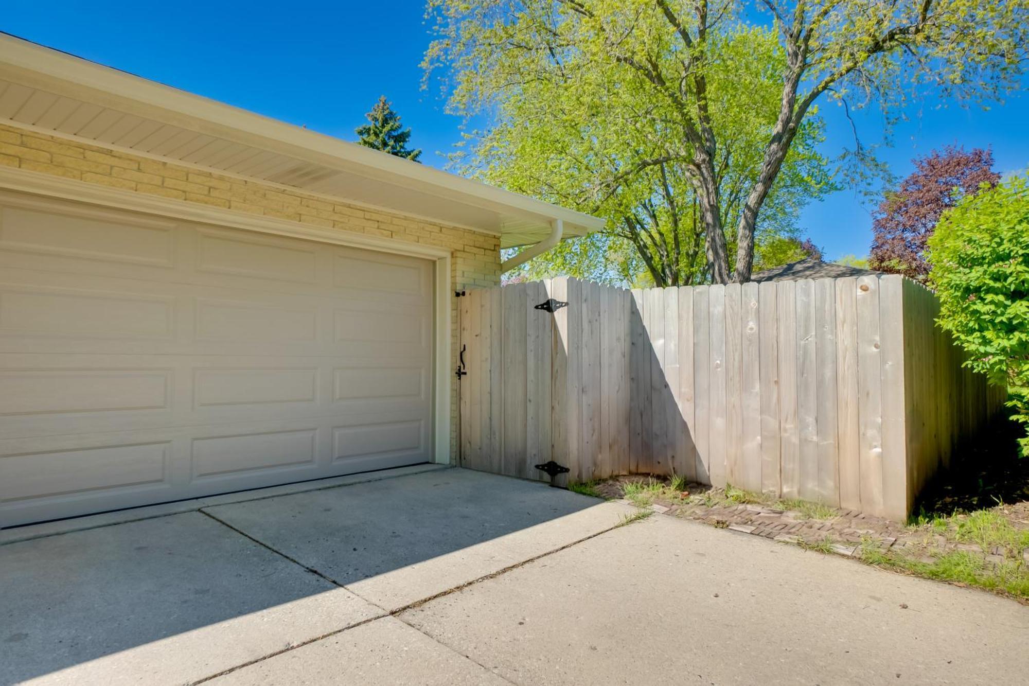 Cozy With Deck, 2 Mi To Airport! Milwaukee