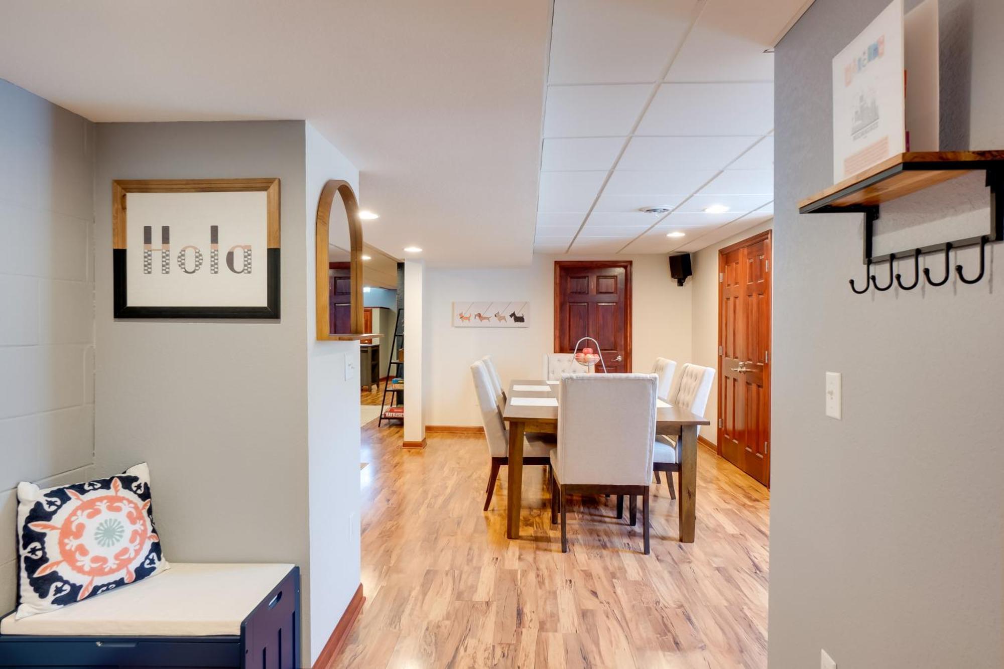 Cozy With Deck, 2 Mi To Airport! Apartment