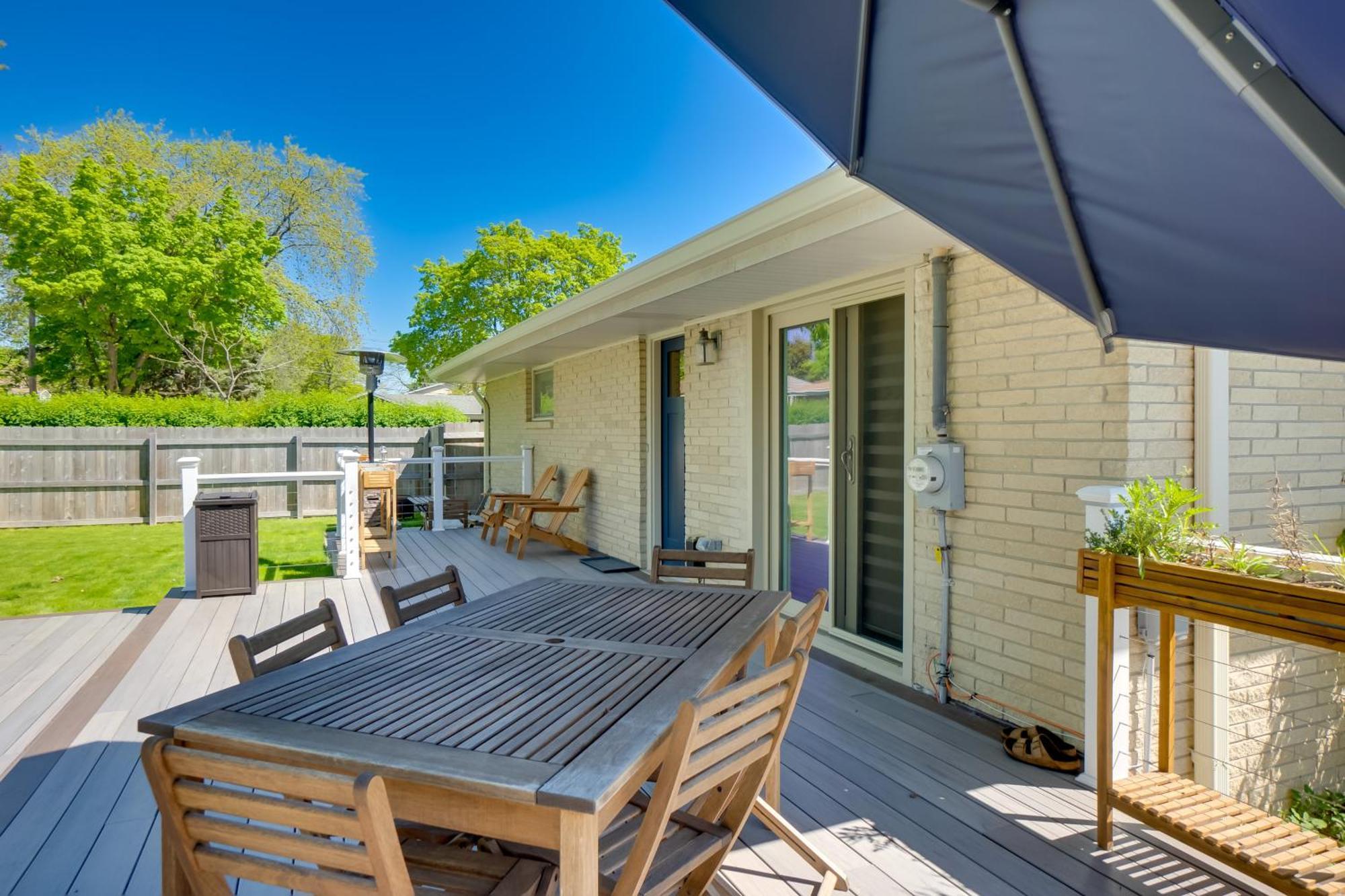 Apartment Cozy With Deck, 2 Mi To Airport!