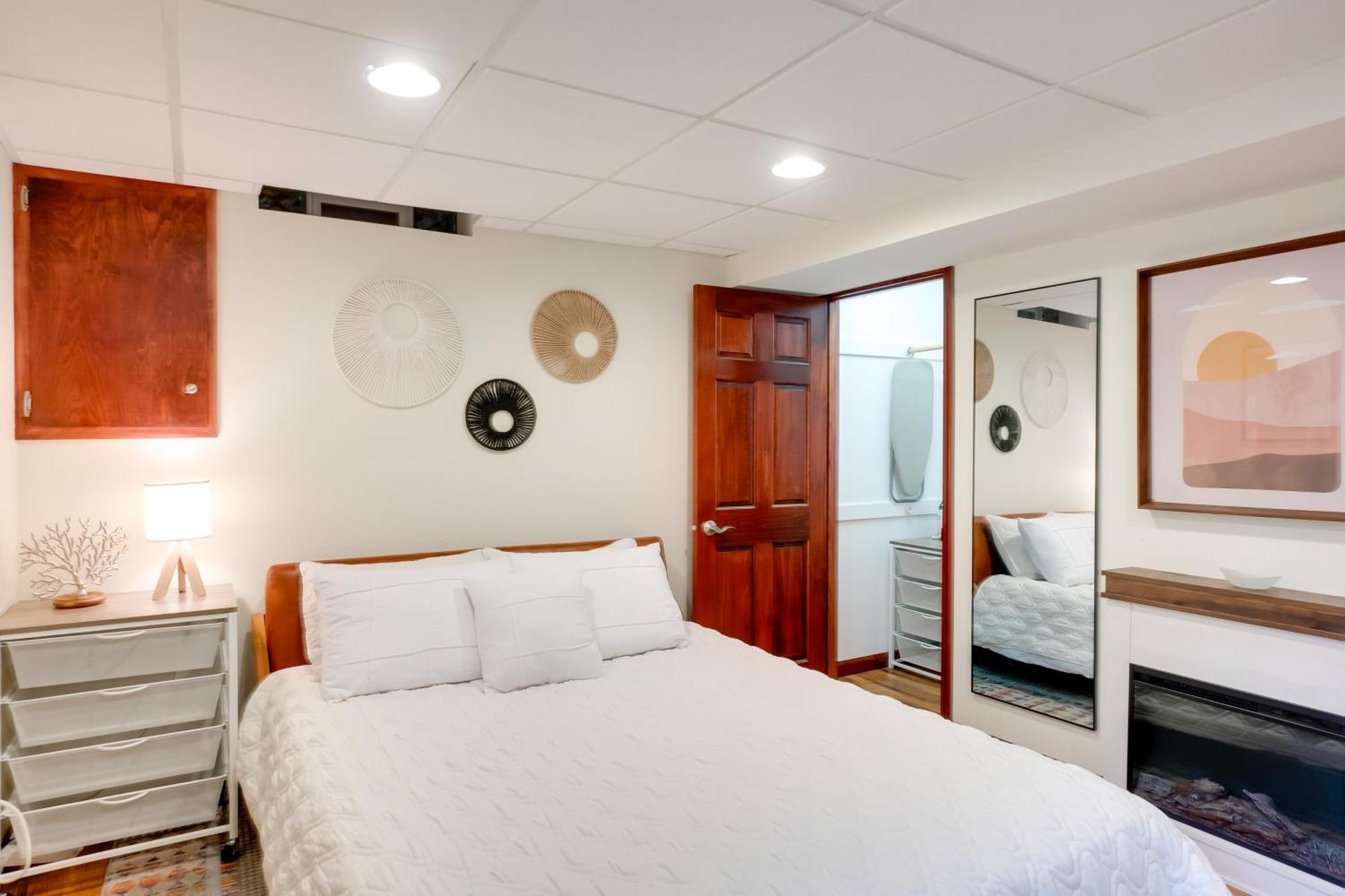 Cozy With Deck, 2 Mi To Airport! Apartment Milwaukee