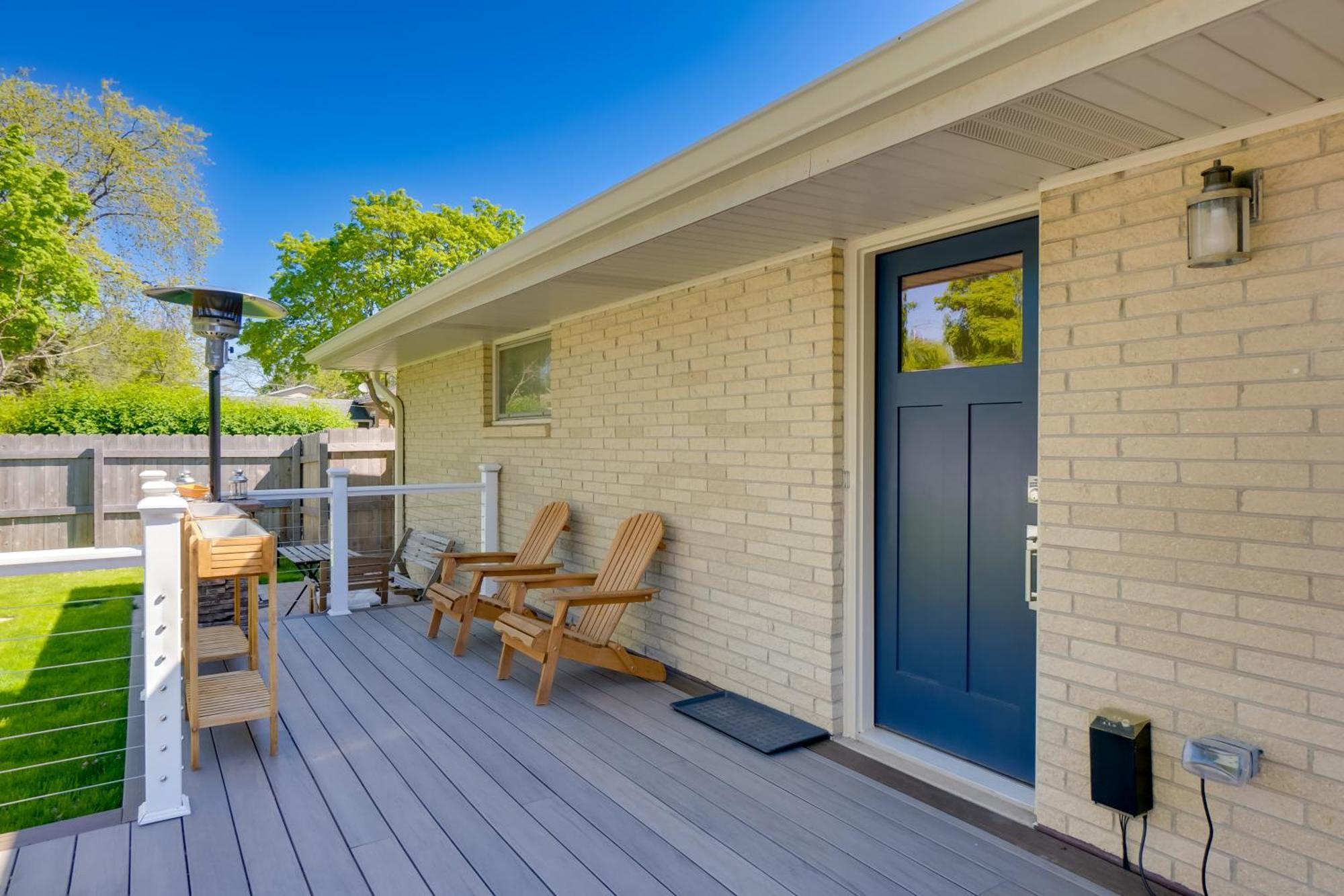 Cozy With Deck, 2 Mi To Airport!