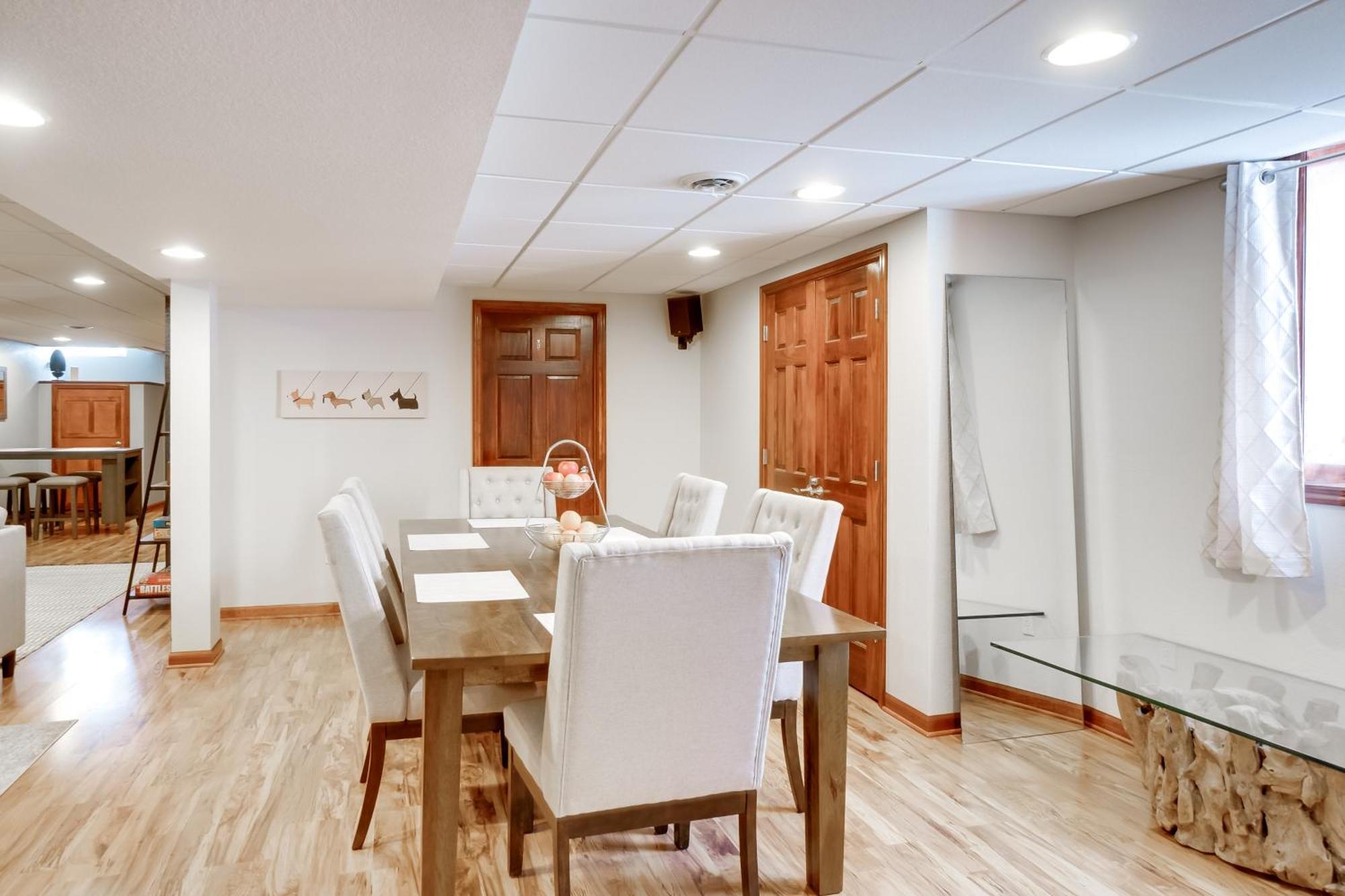 Apartment Cozy With Deck, 2 Mi To Airport!