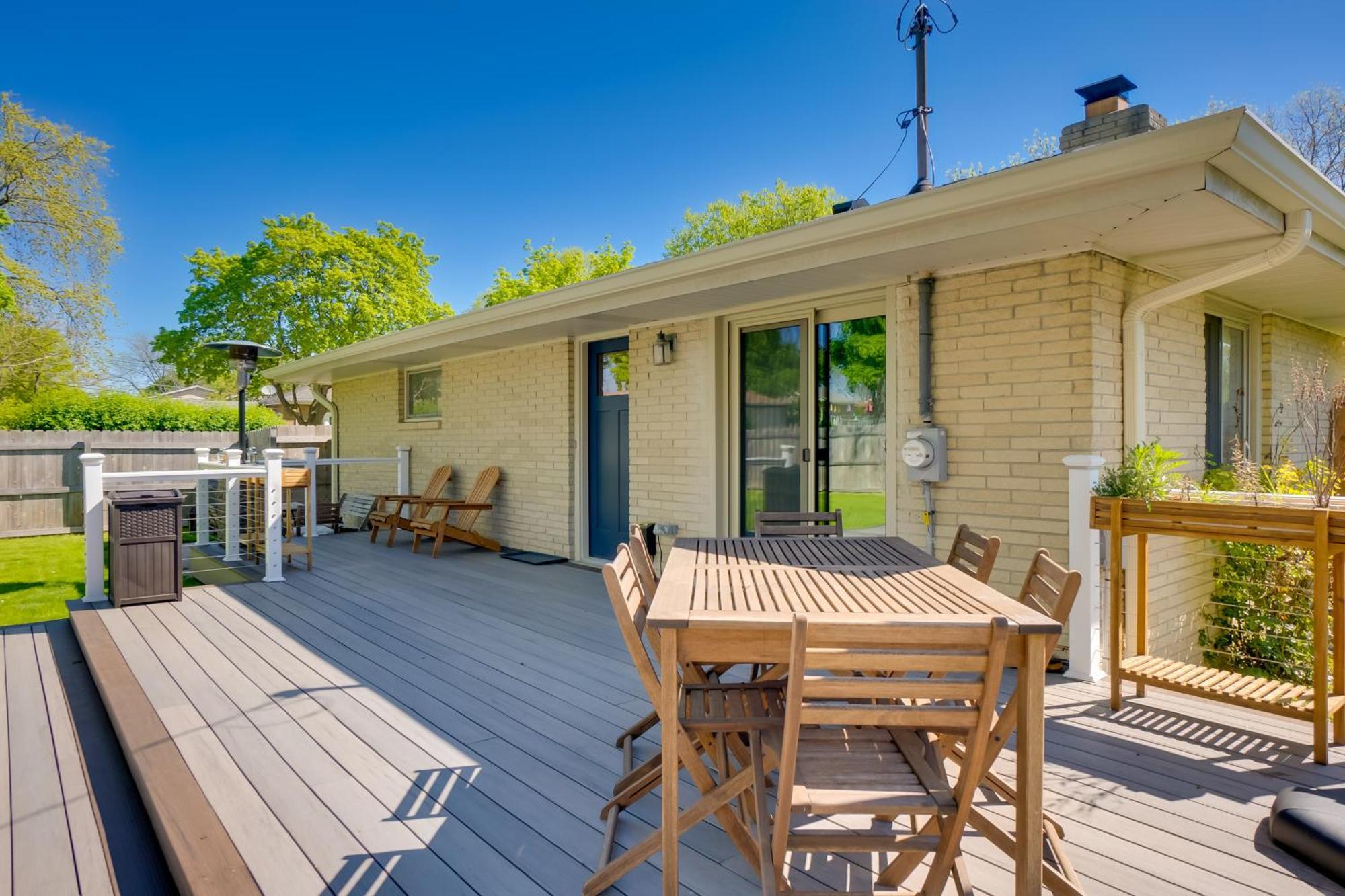 Cozy With Deck, 2 Mi To Airport! Apartment *