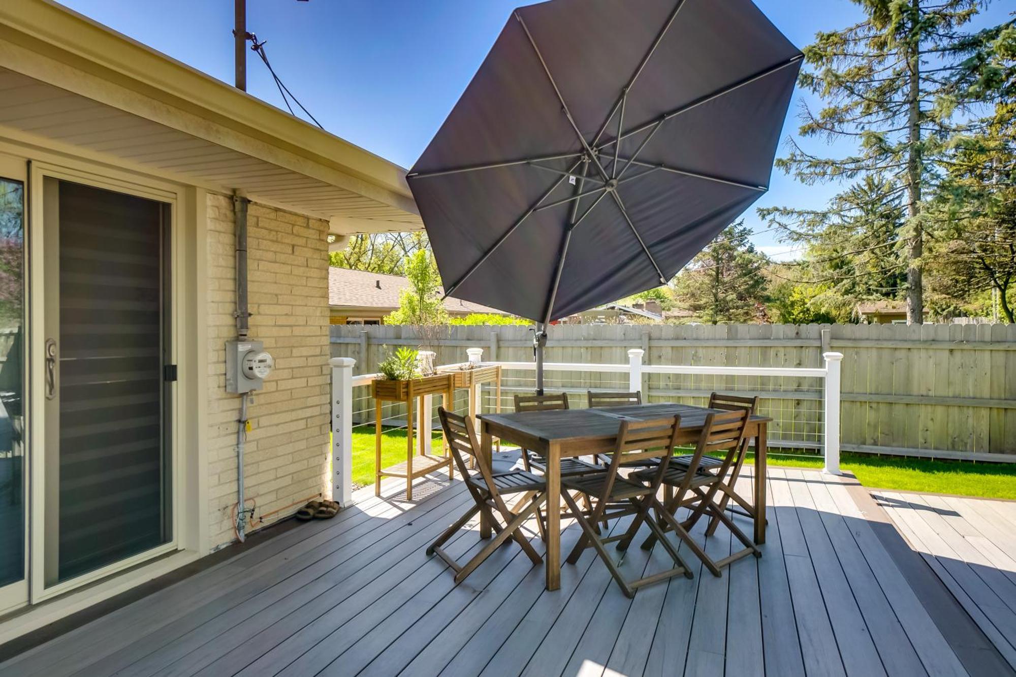 Cozy With Deck, 2 Mi To Airport! *