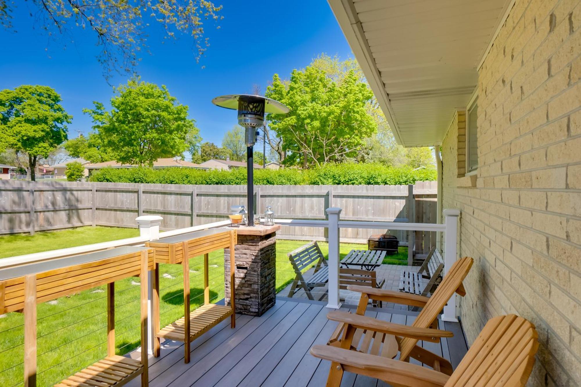 Cozy With Deck, 2 Mi To Airport! Apartment *