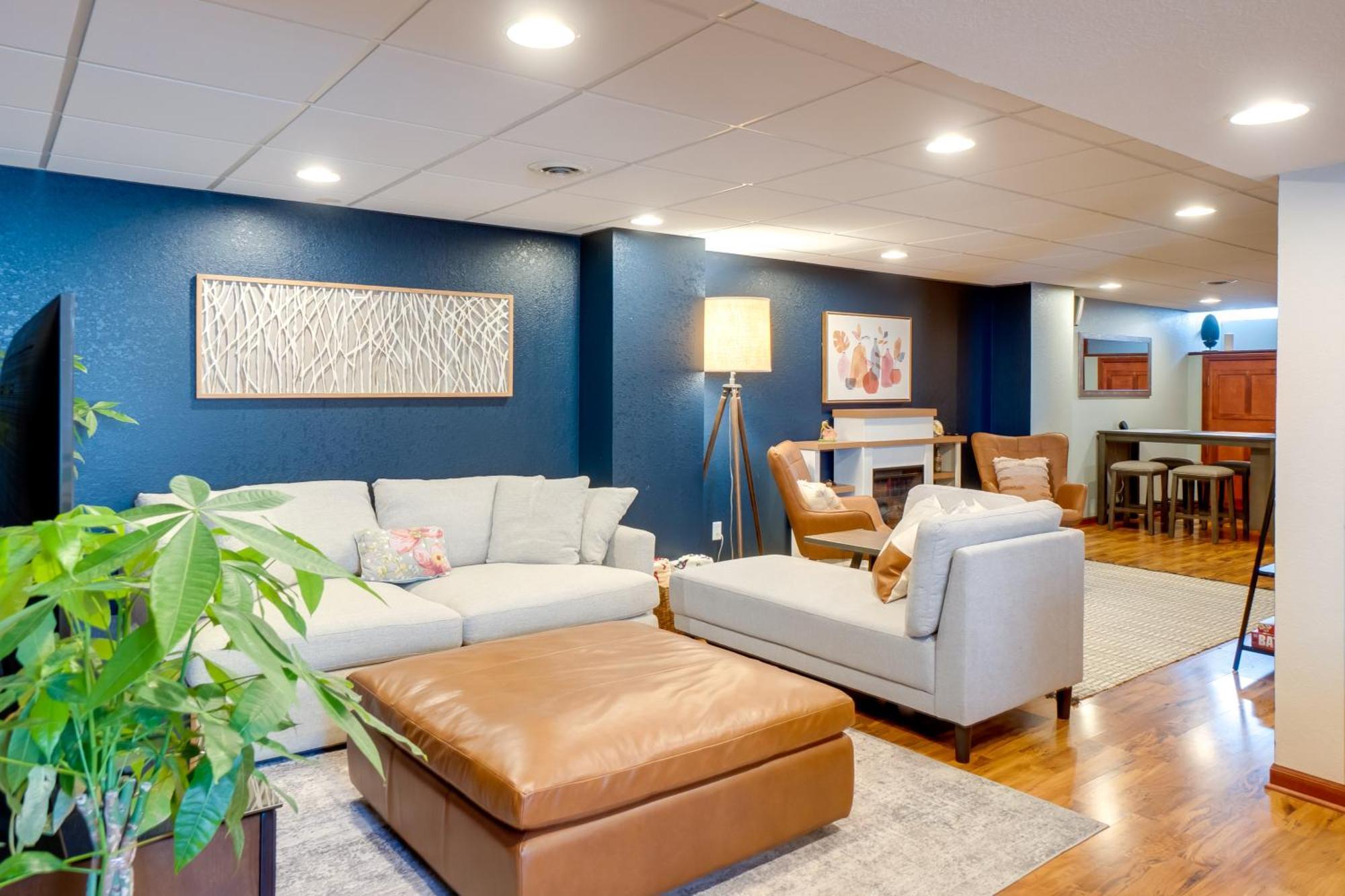 Apartment Cozy With Deck, 2 Mi To Airport! *