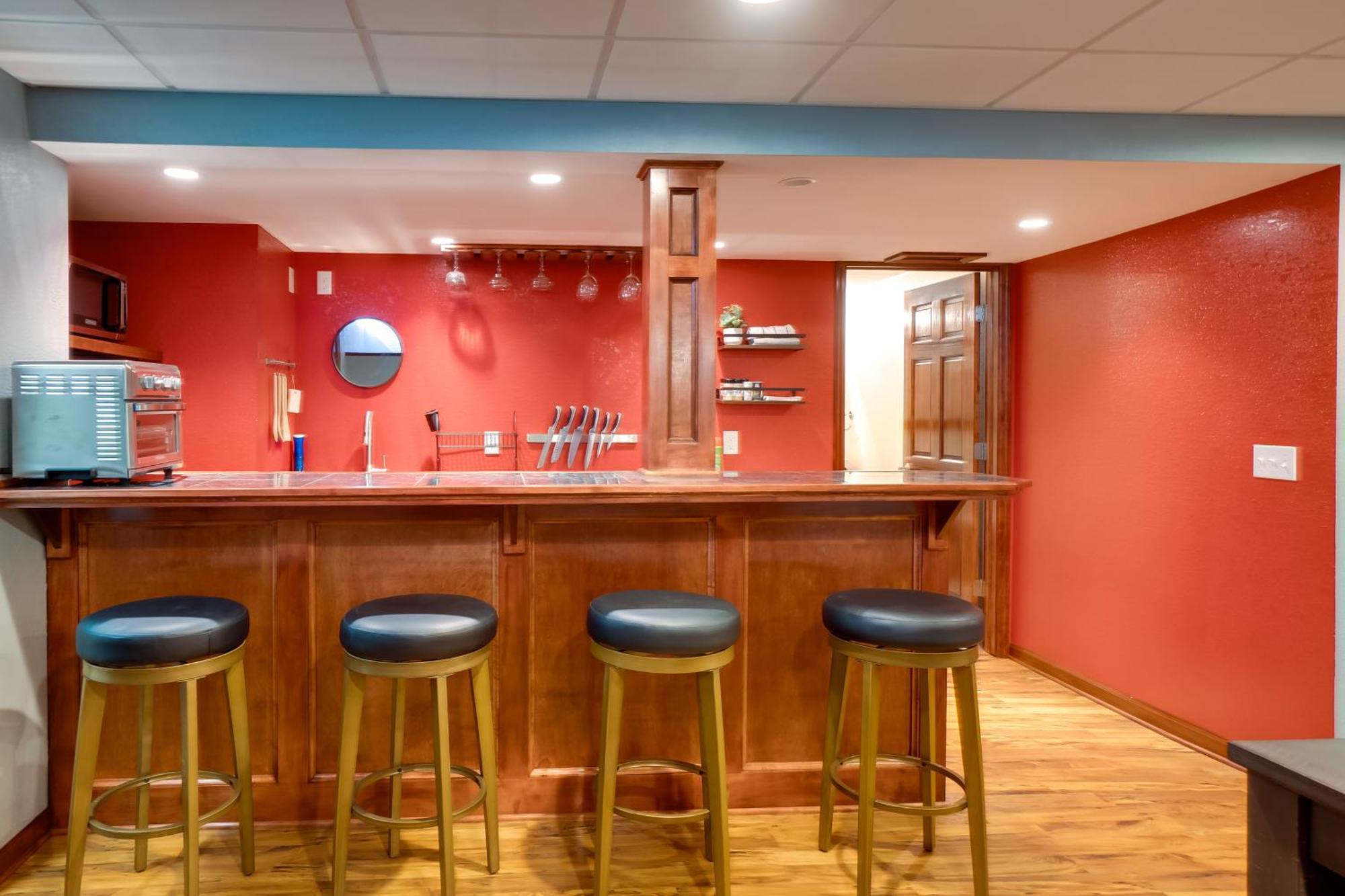 Cozy With Deck, 2 Mi To Airport! Apartment Milwaukee