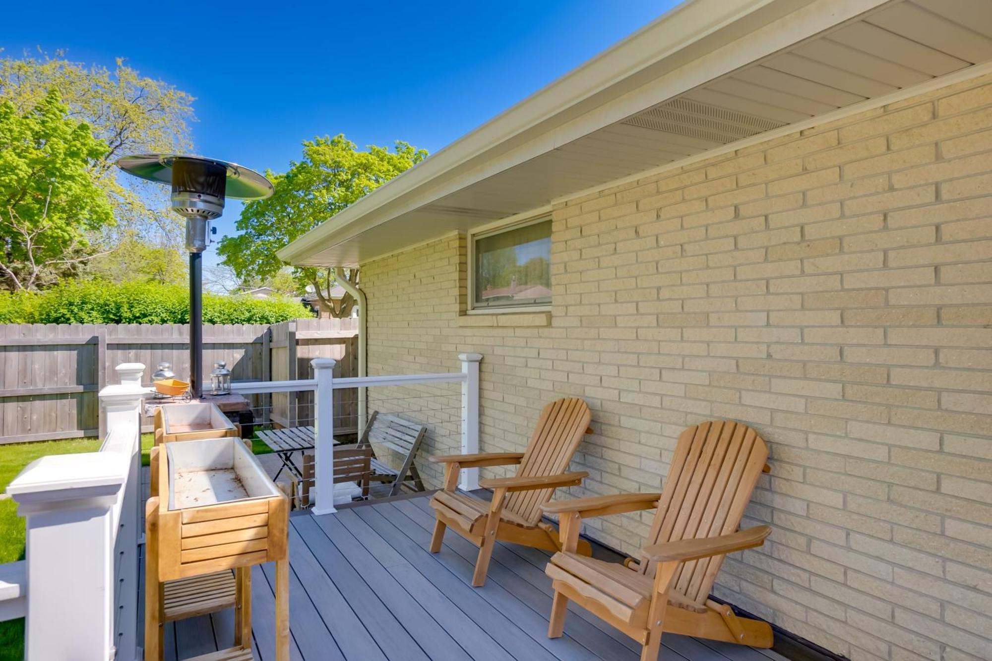 Apartment Cozy With Deck, 2 Mi To Airport!