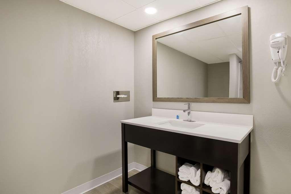 Suburban Airport Hotel *