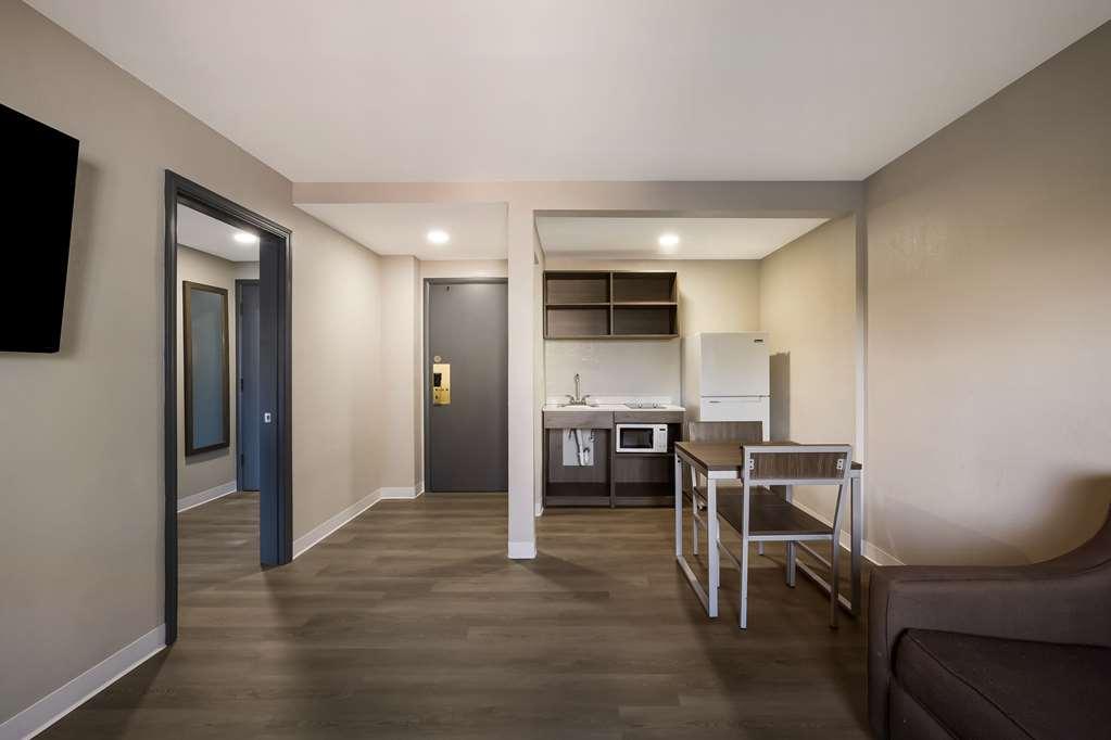 Hotel Suburban Airport *