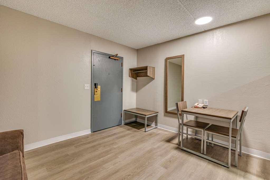 Hotel Suburban Airport *
