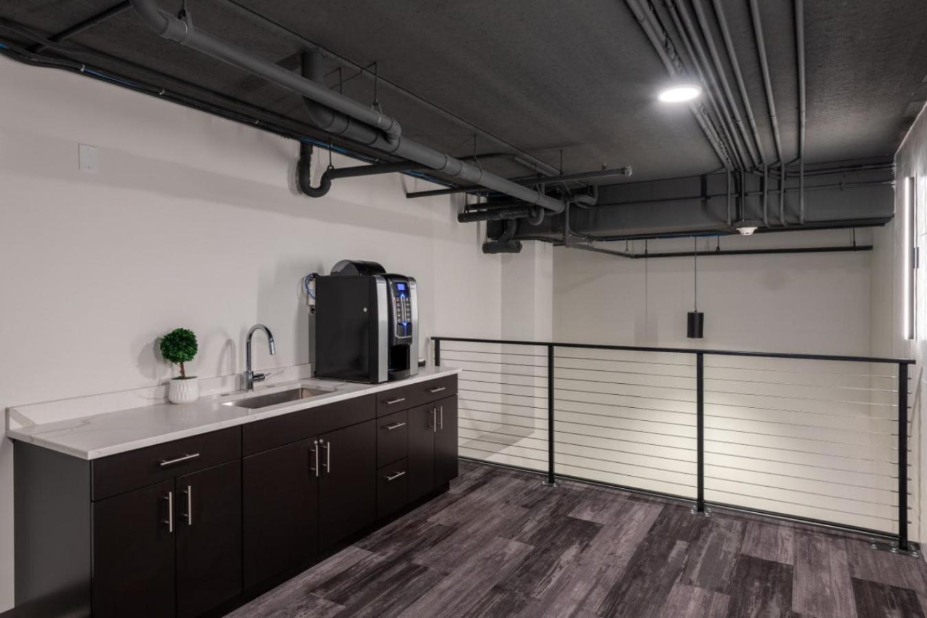 Flexhome Skywalk To Fiserv U10 With Rooftop, Gym, And Parking Apartment *
