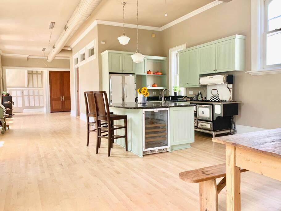 Modern Vintage Vibe Apartment *