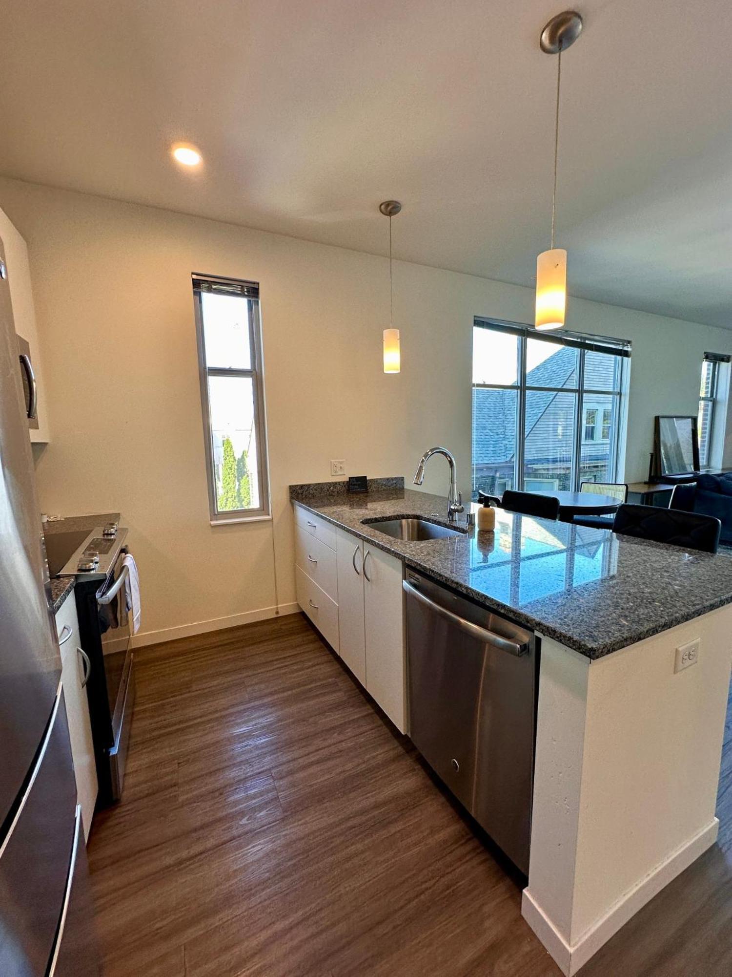Flexhome East Side 1br Ec1 - Near Brady And Fiserv With Balcony Apartment *