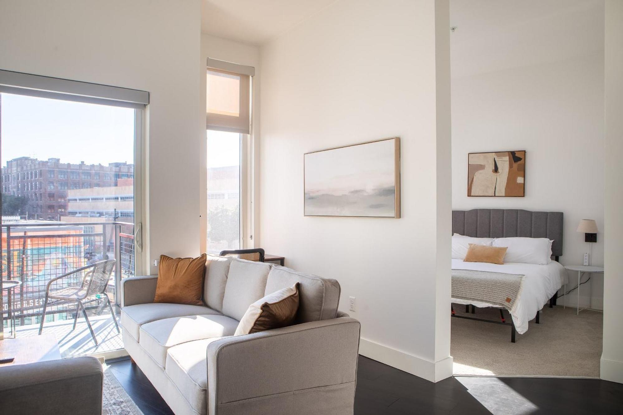 Flexhome Skywalk To Fiserv U10 With Rooftop, Gym, And Parking Apartment Milwaukee