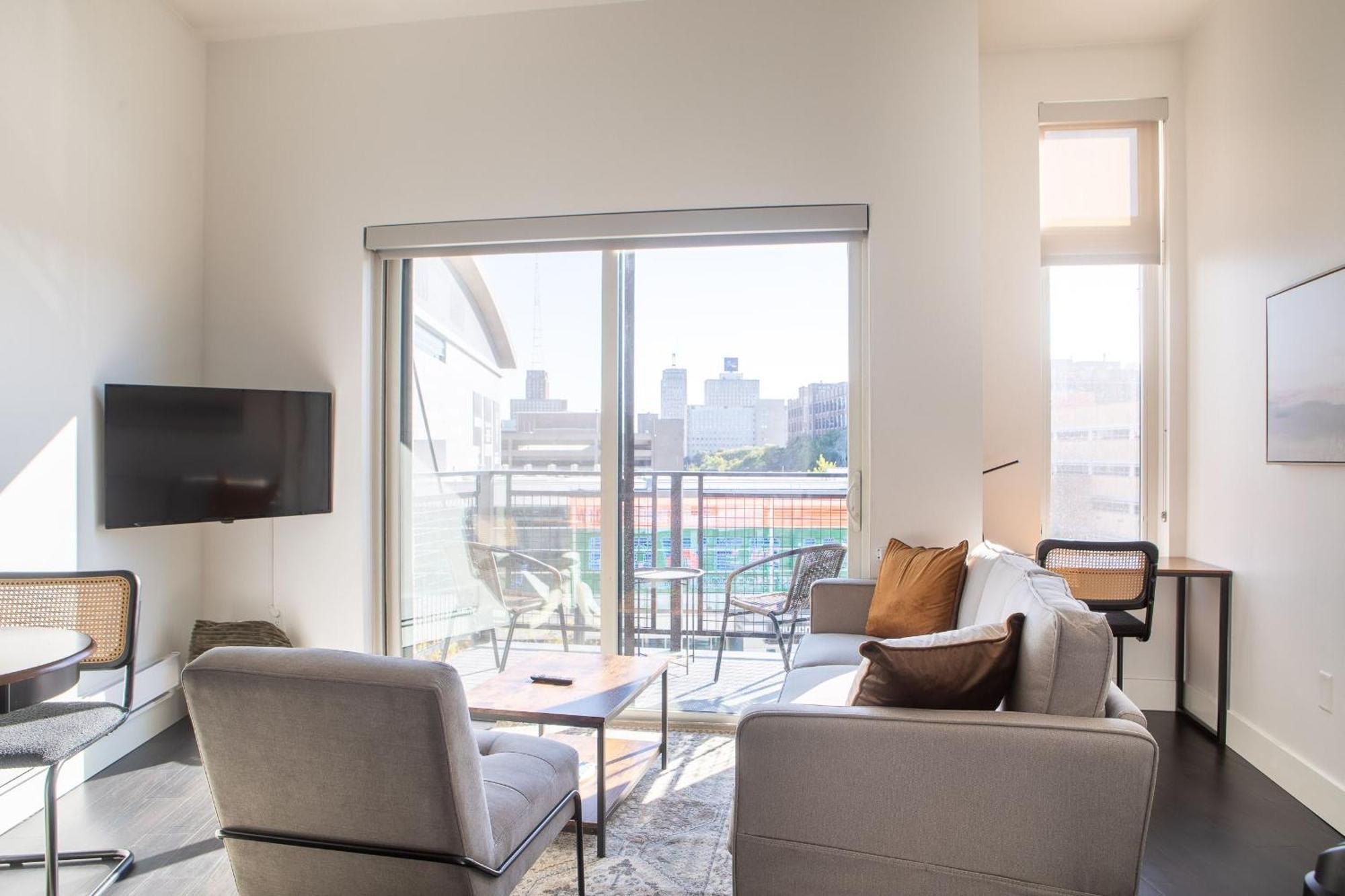 Flexhome Skywalk To Fiserv U10 With Rooftop, Gym, And Parking Apartment *