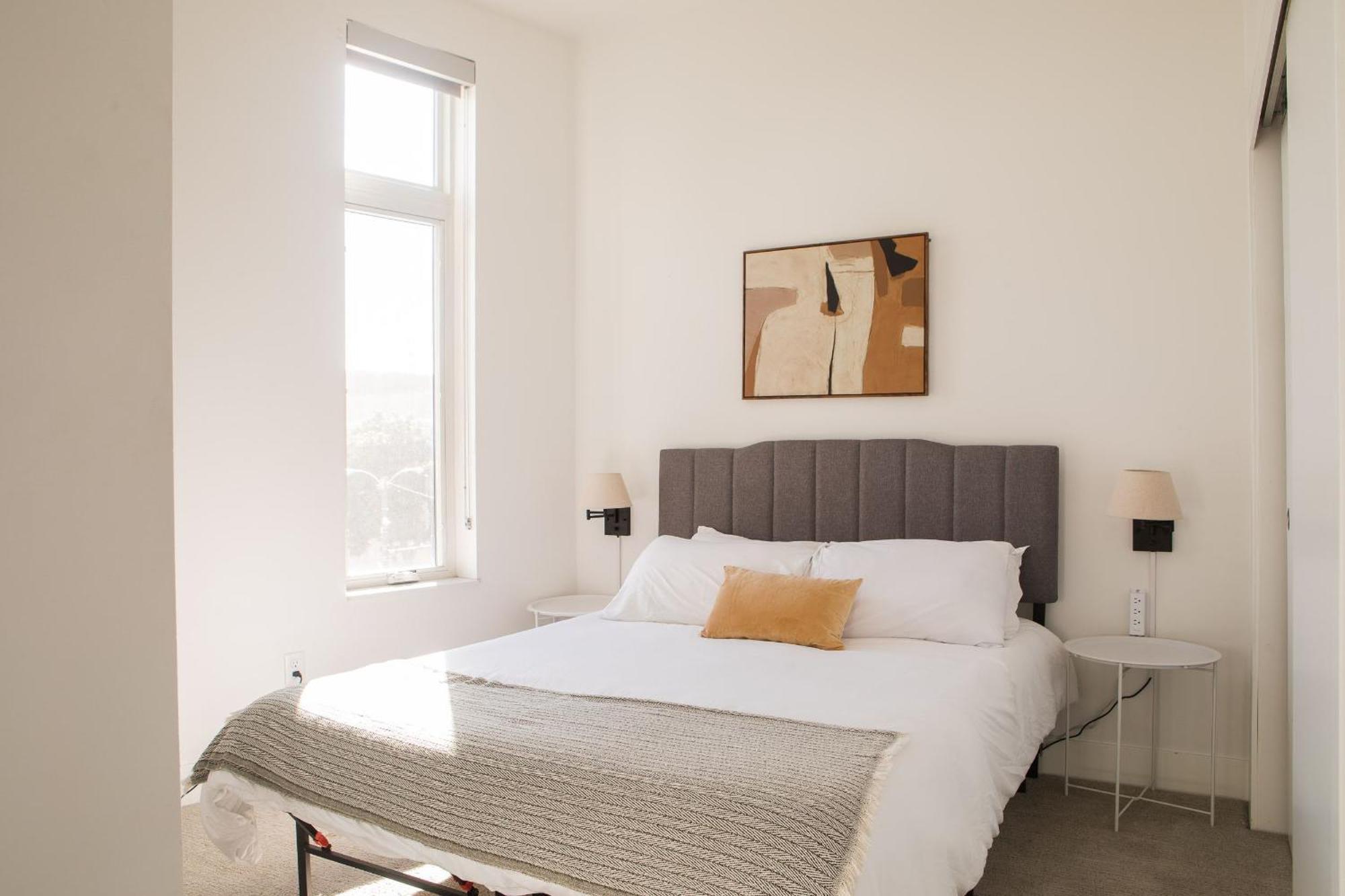 Flexhome Skywalk To Fiserv U10 With Rooftop, Gym, And Parking Apartment Milwaukee