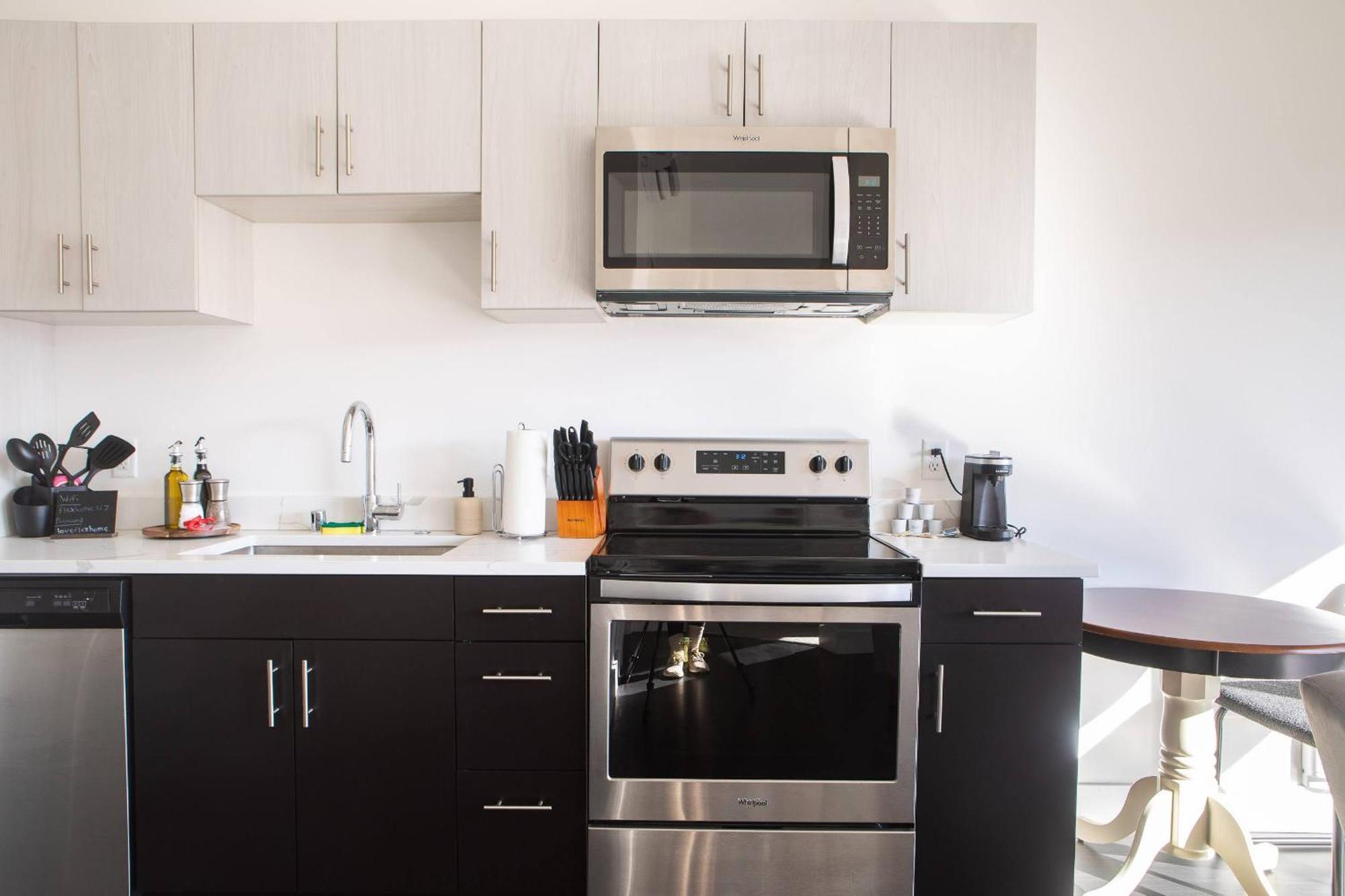 Flexhome Skywalk To Fiserv U10 With Rooftop, Gym, And Parking Apartment *