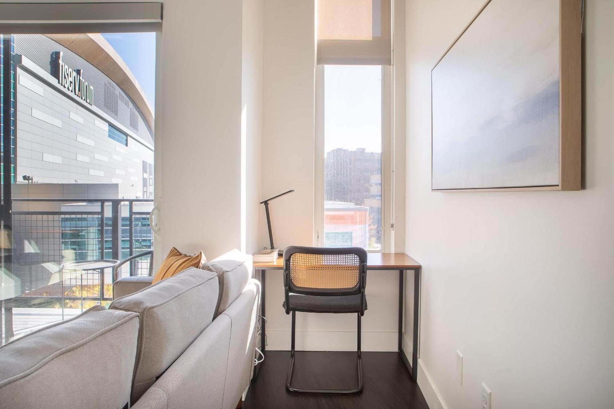 Flexhome Skywalk To Fiserv U10 With Rooftop, Gym, And Parking * Milwaukee