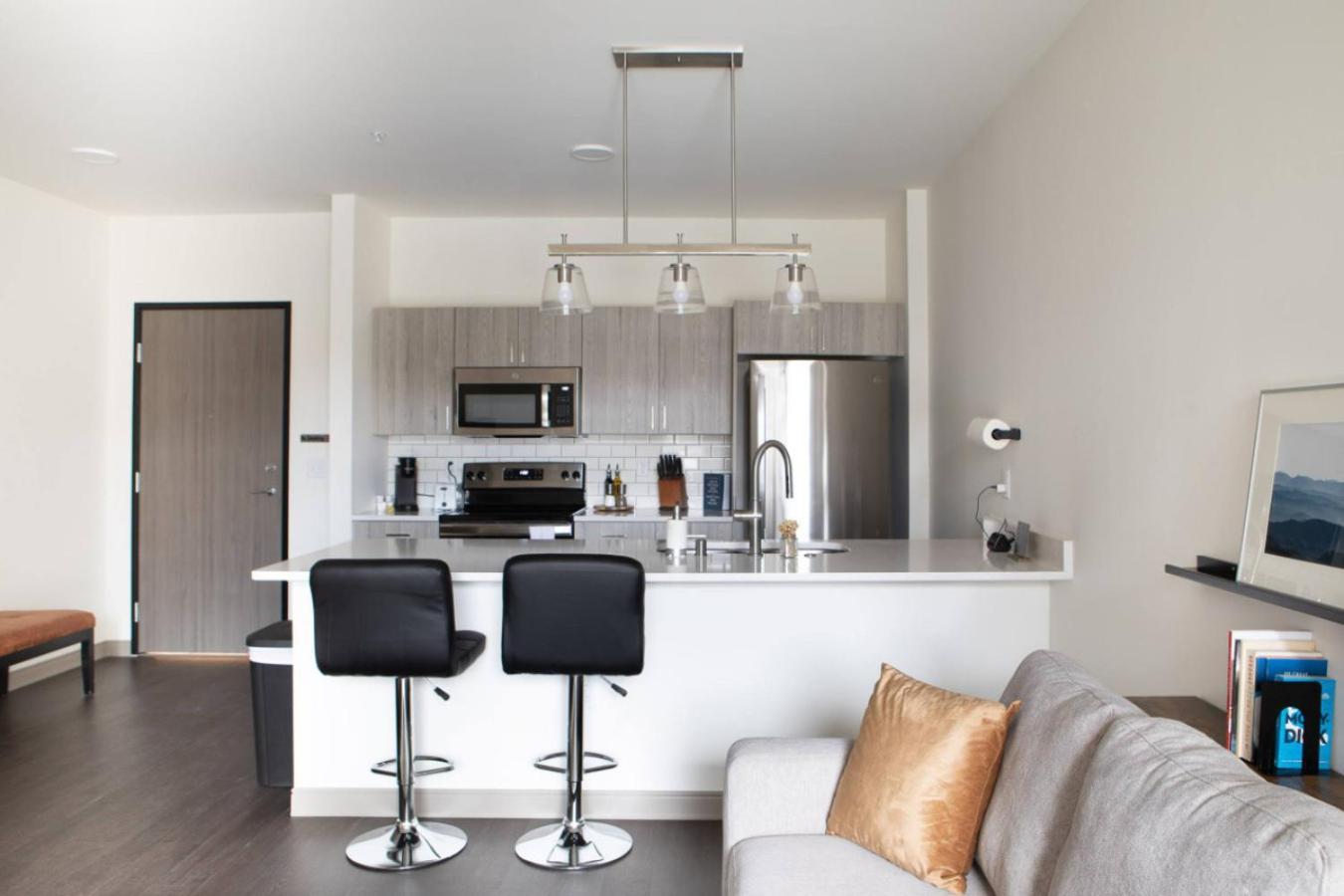 Apartment Shorewood Luxury 1br A4 With Gym And Balcony Milwaukee