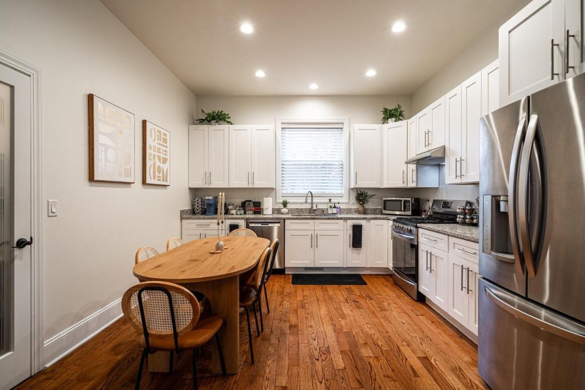 1mile To Dt Rooftop Deck Gym Fireplace Holiday home Milwaukee
