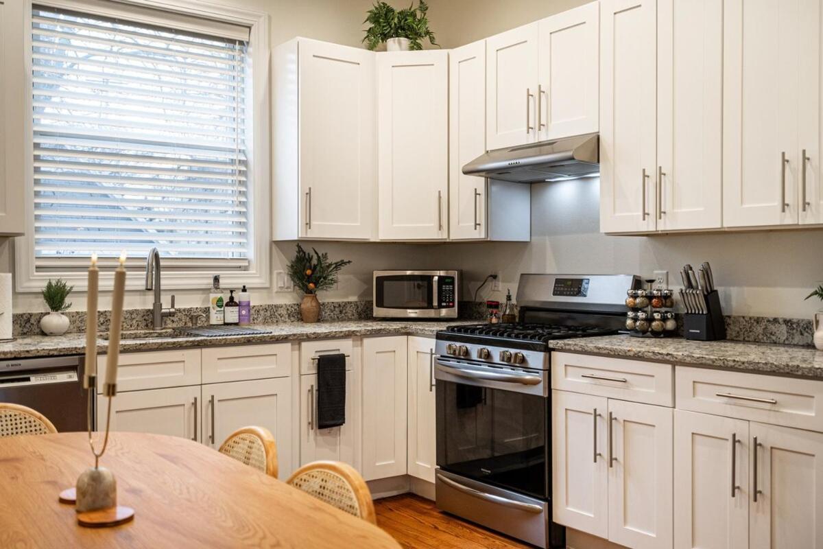 1mile To Dt Rooftop Deck Gym Fireplace Holiday home *