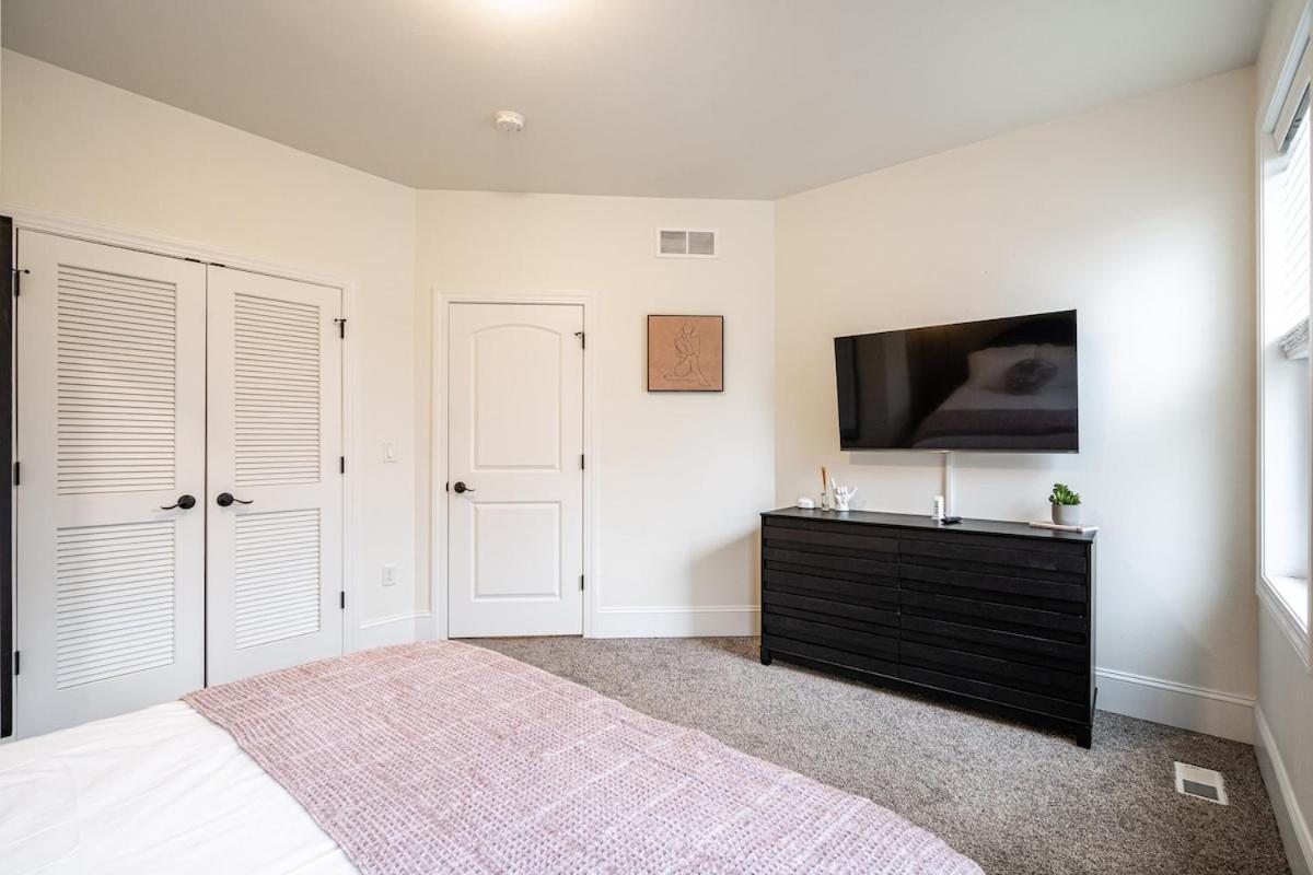 1mile To Dt Rooftop Deck Gym Fireplace Holiday home