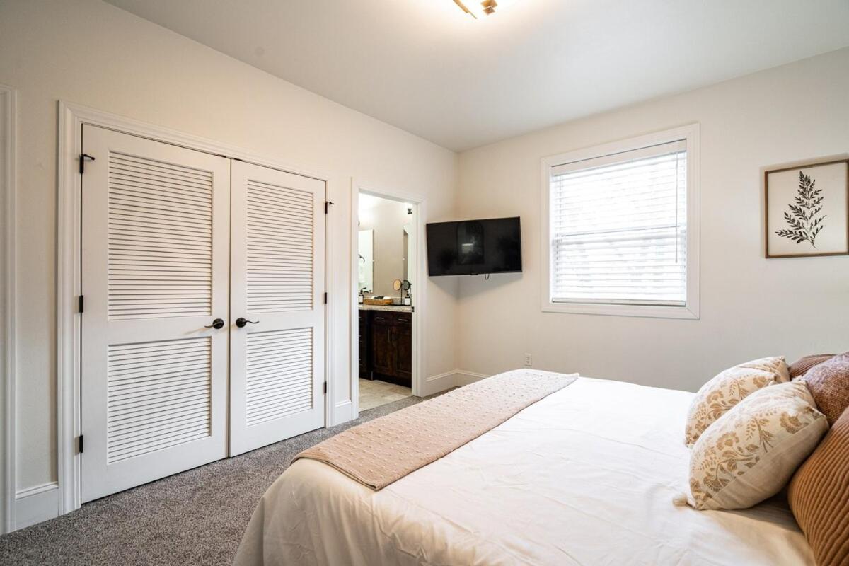 1mile To Dt Rooftop Deck Gym Fireplace Holiday home