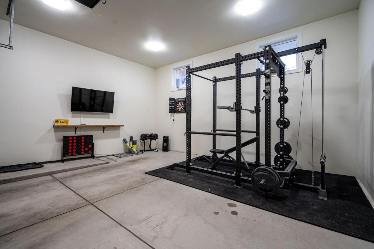 1mile To Dt Rooftop Deck Gym Fireplace Holiday home *