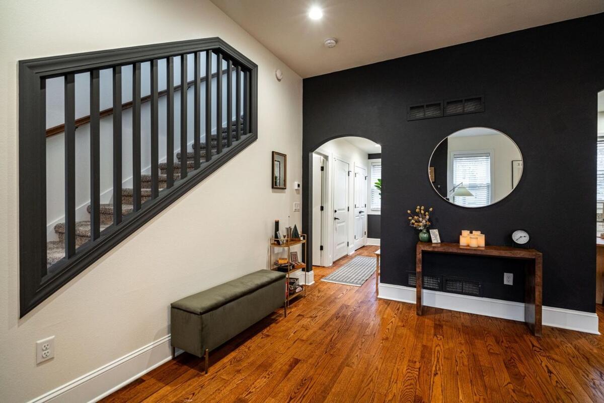 1mile To Dt Rooftop Deck Gym Fireplace Holiday home Milwaukee