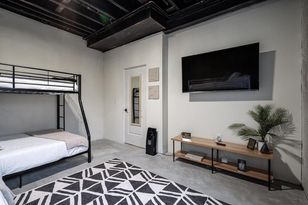 Holiday home 1mile To Dt Rooftop Deck Gym Fireplace *