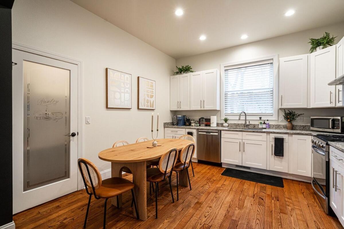 1mile To Dt Rooftop Deck Gym Fireplace Holiday home Milwaukee