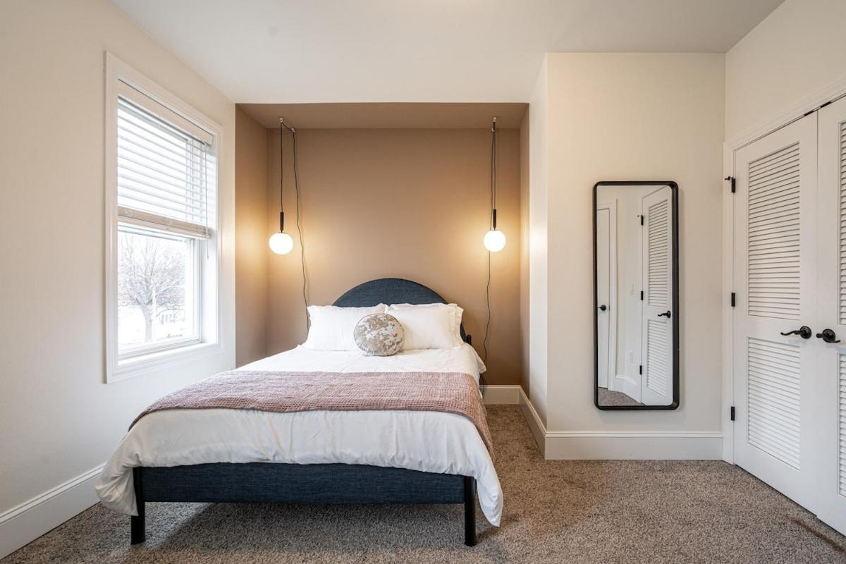 1mile To Dt Rooftop Deck Gym Fireplace Holiday home *