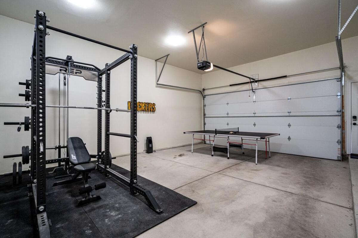 1mile To Dt Rooftop Deck Gym Fireplace Holiday home Milwaukee
