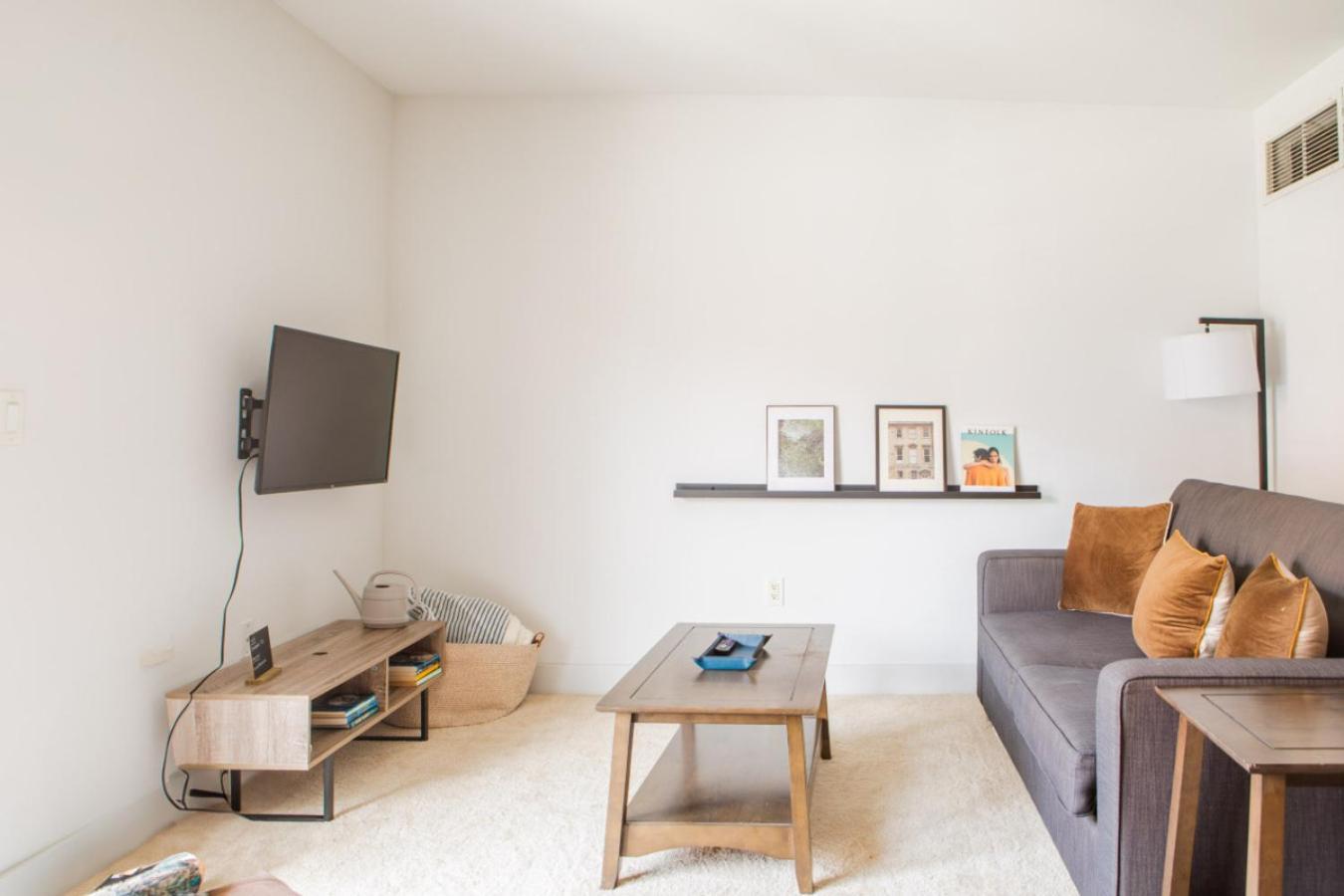 Apartment Spacious Third Ward Near Summerfest With Balcony