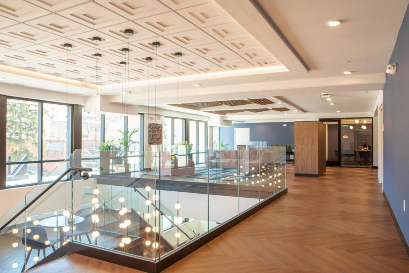 Chic East Side 1br With Balcony, Pool, And Gym Apartment *
