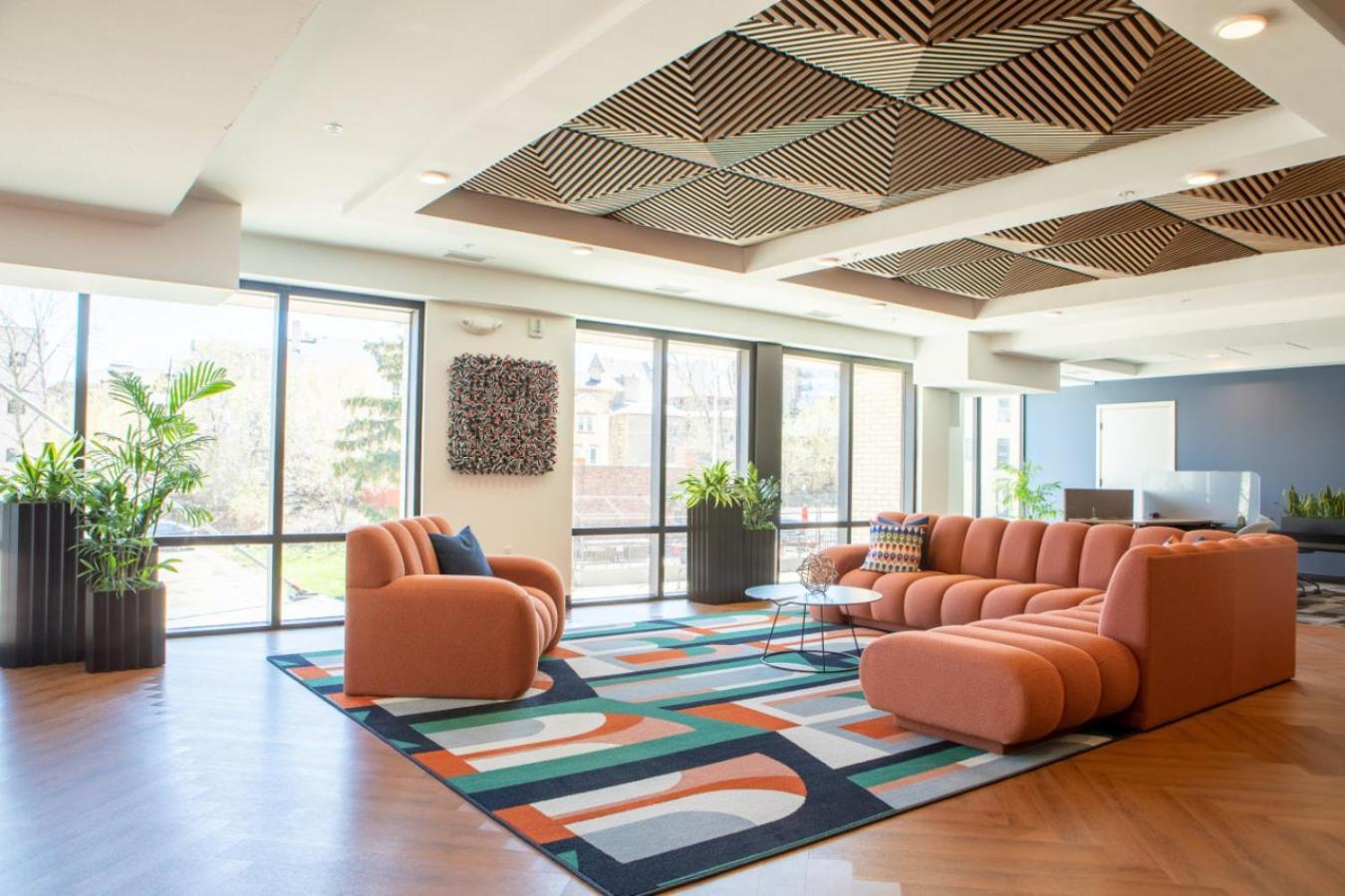 Chic East Side 1br With Balcony, Pool, And Gym Apartment