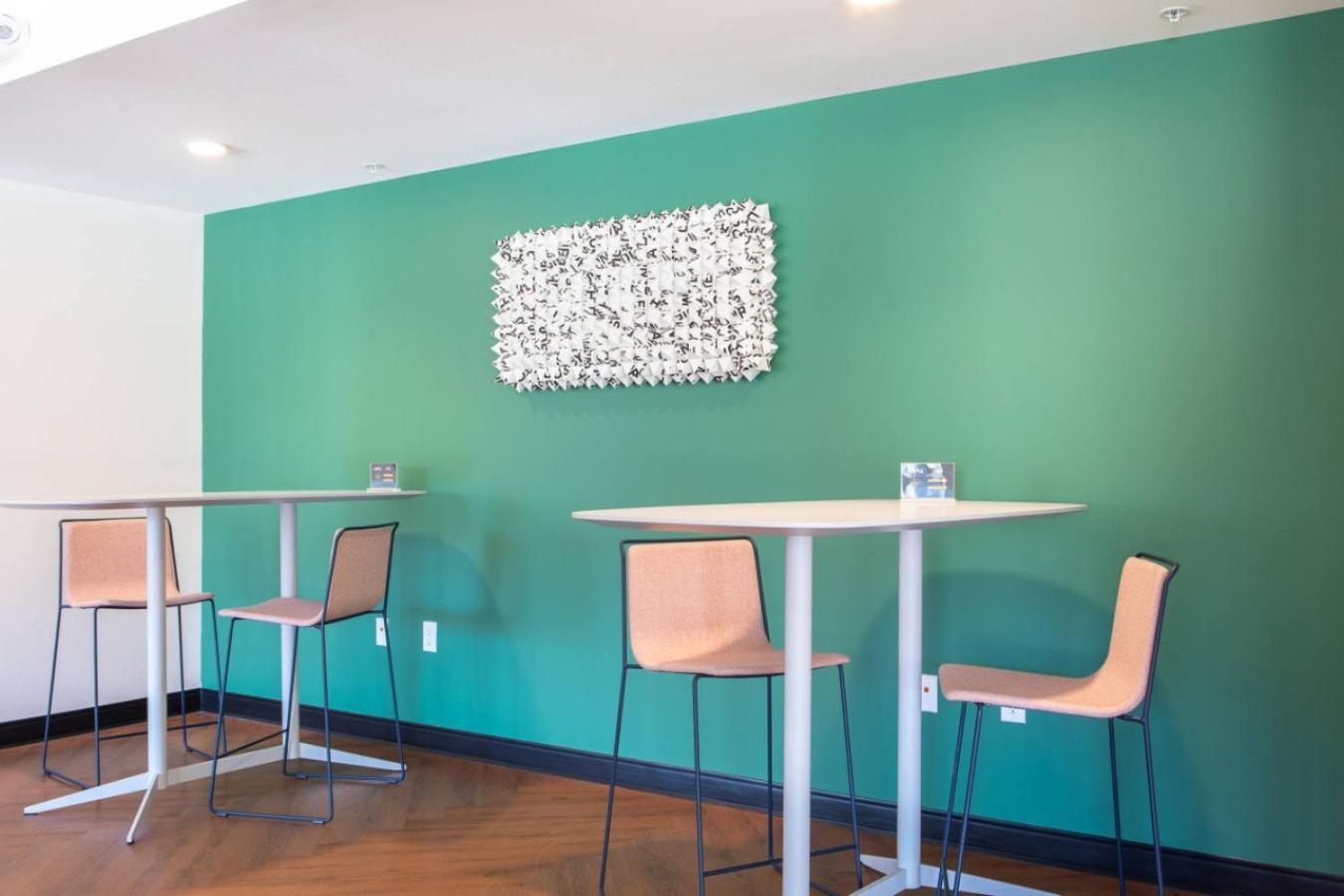 Chic East Side 1br With Balcony, Pool, And Gym *